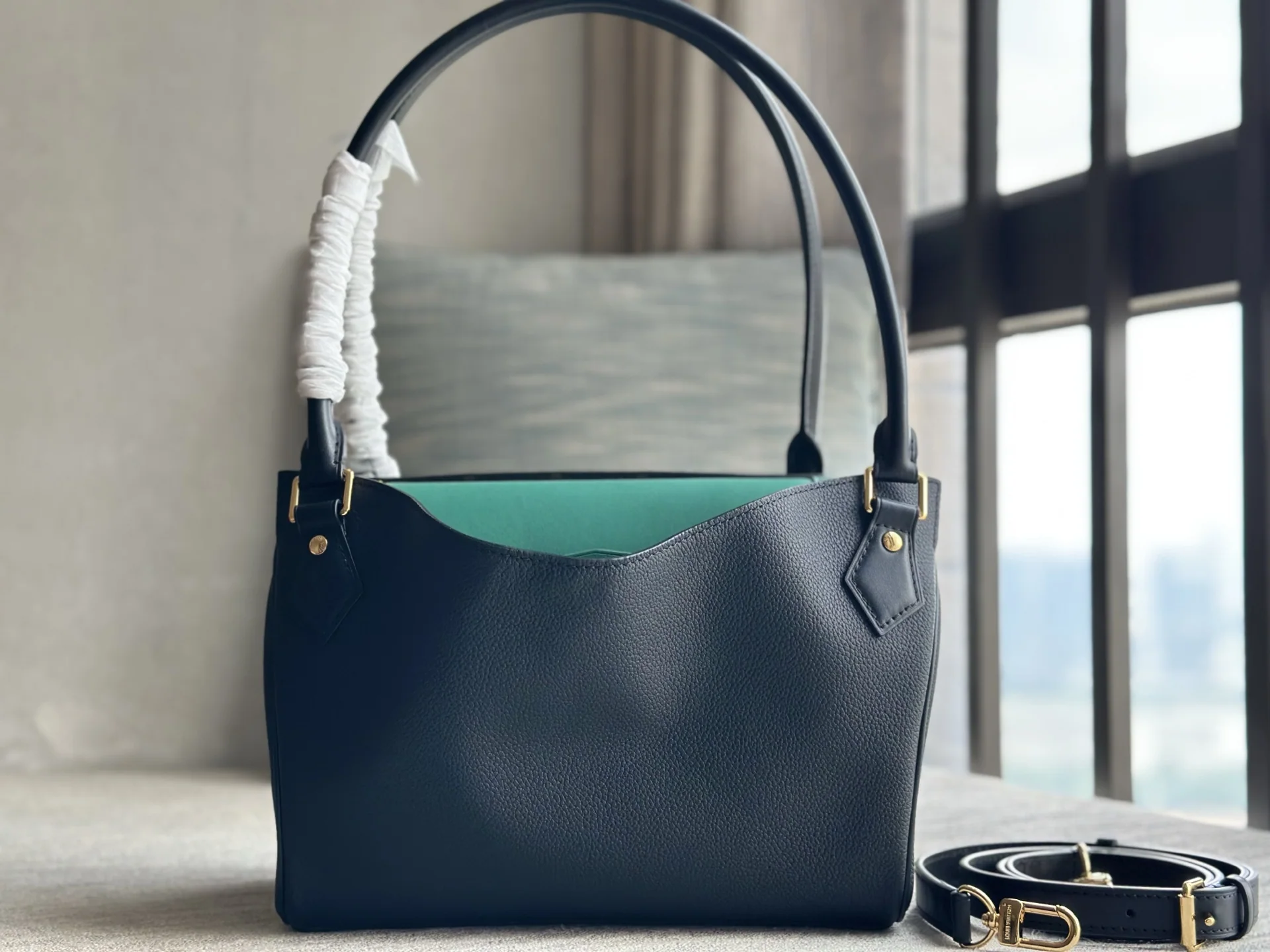 루이비통 FW 26 피카부 스피디 리버스 숄더백 M30327