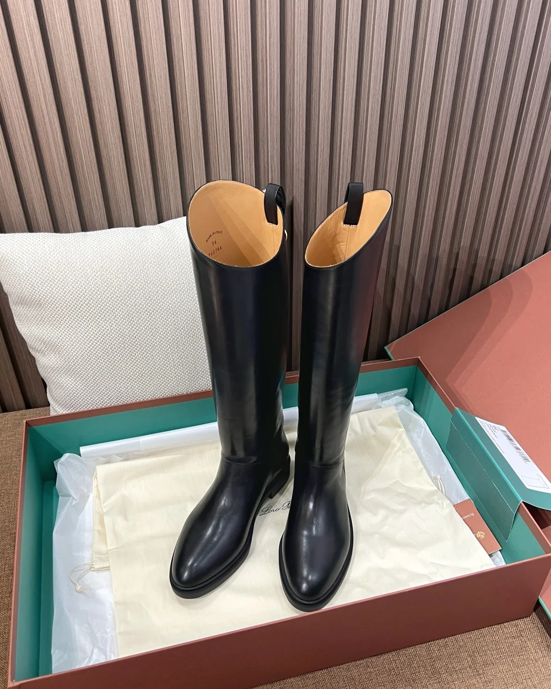 로로피아나 부츠 가죽 메탈 로고 굽 상세 이미지 3