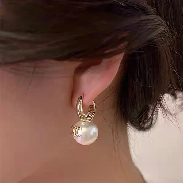 셀린느 개선문 펄 스터드 귀걸이 상세 이미지 2