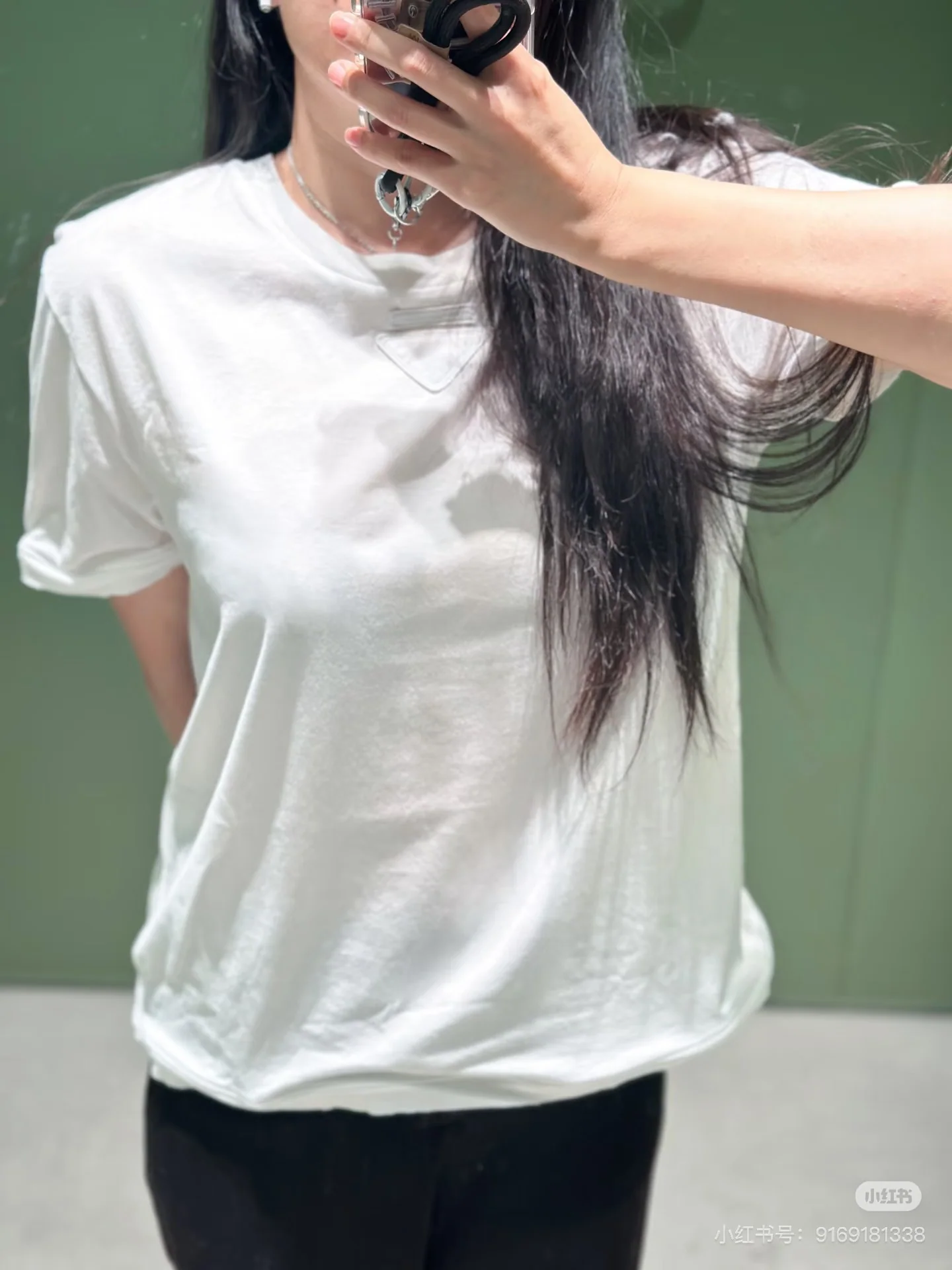 프라다 레터 로고 3D 엠보싱 반팔 티셔츠 26 SS 상세 이미지 1