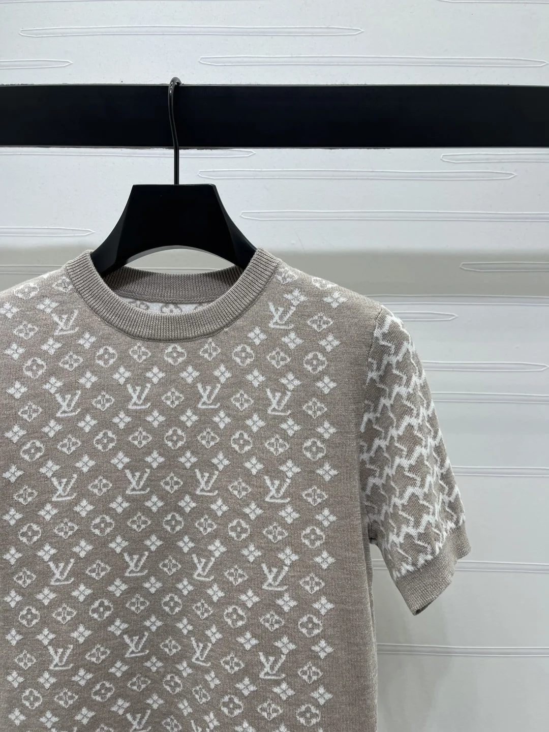 루이비통 자카드 크루넥 울 반팔 니트 티셔츠 2025 FW 상세 이미지 2