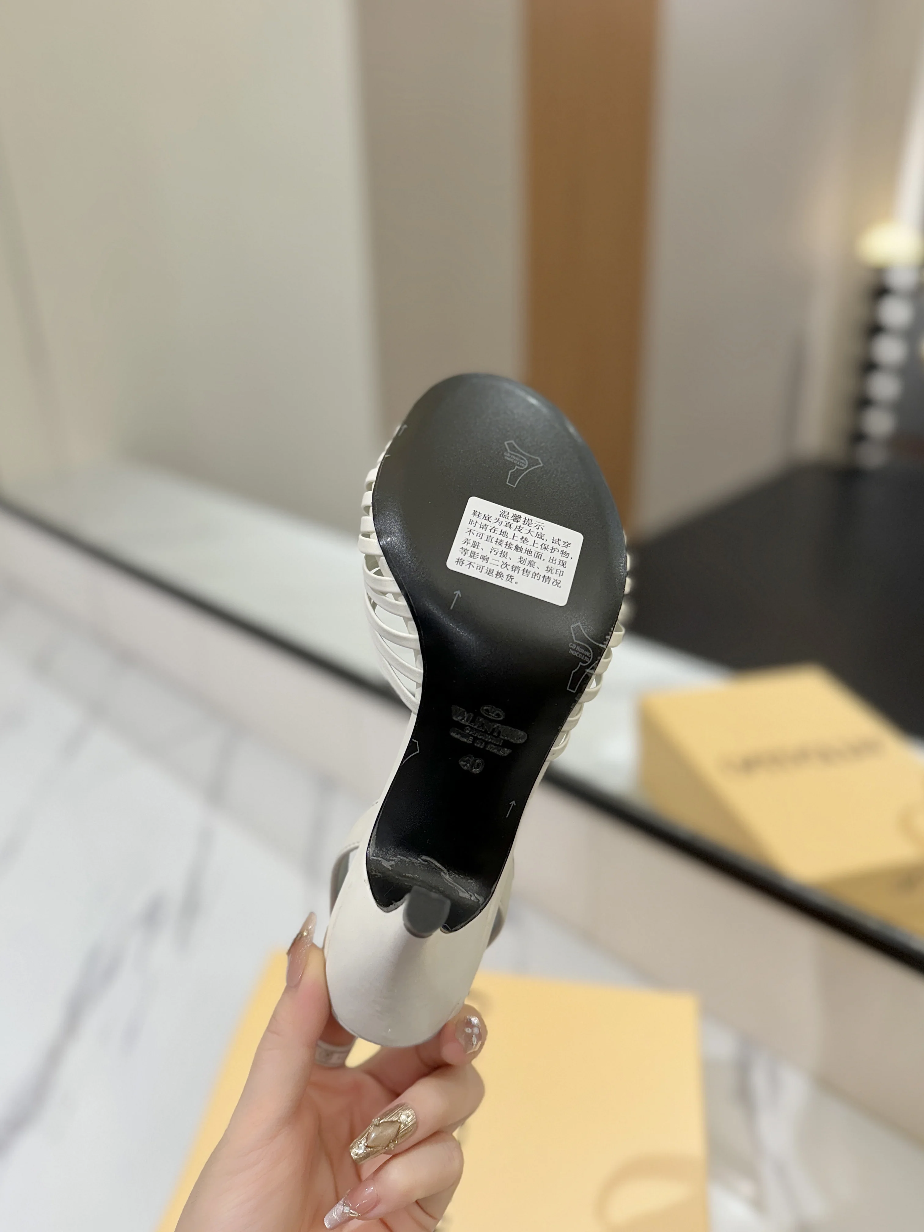 발렌티노 V로고 오픈 힐 샌들 상세 이미지 18