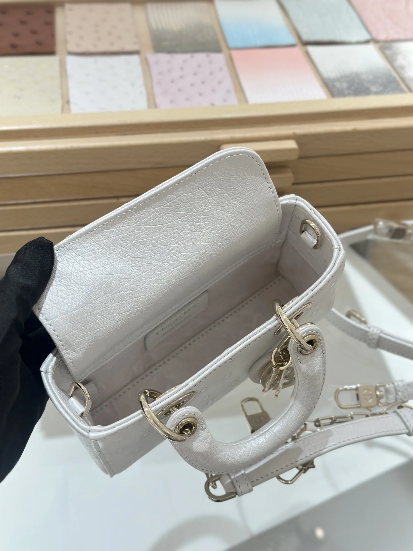 디올 펄 화이트 타조 가죽 가방 상세 이미지 10