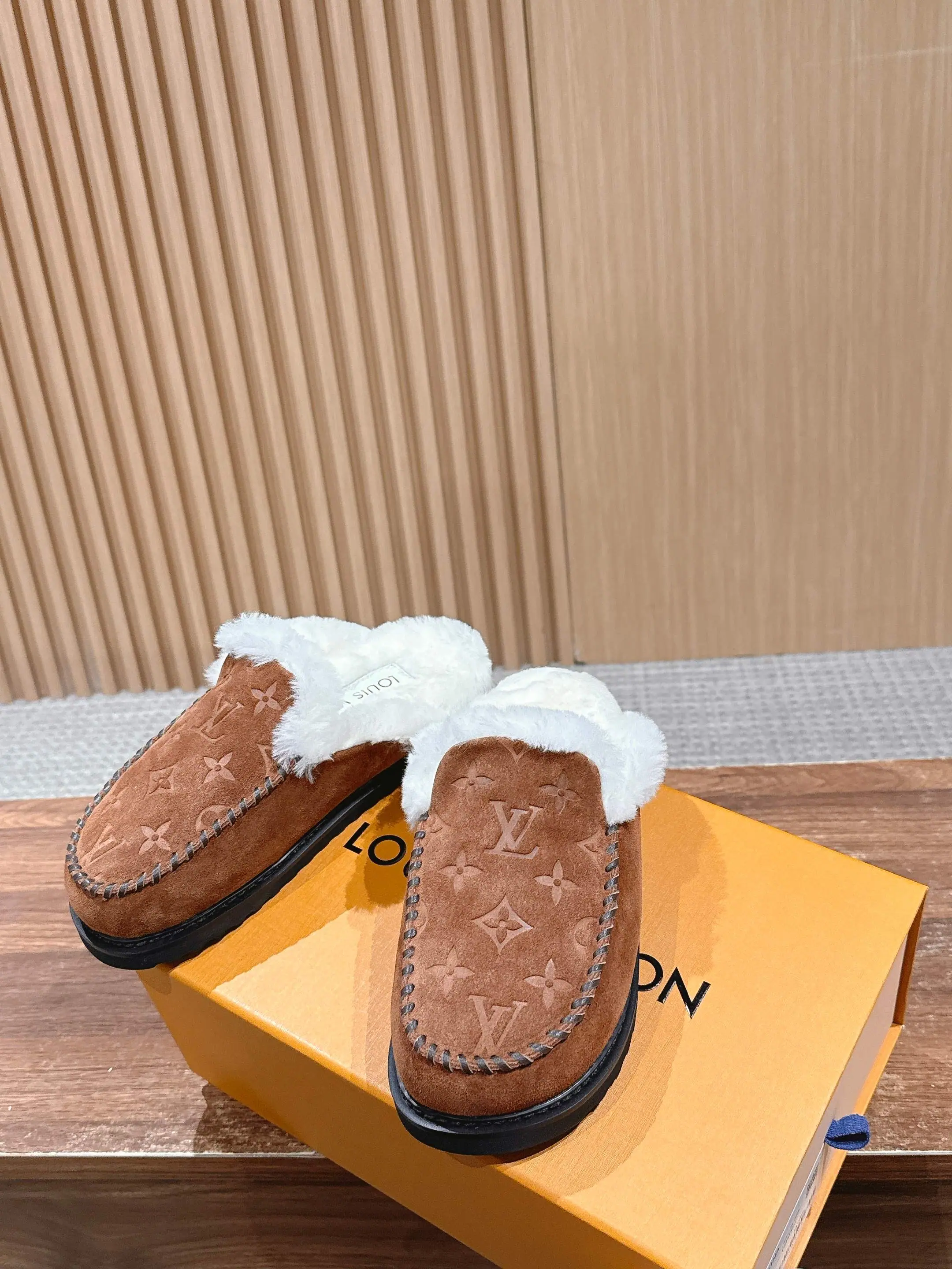 루이비통 코르티나 모노그램 스웨이드 로퍼 상세 이미지 4