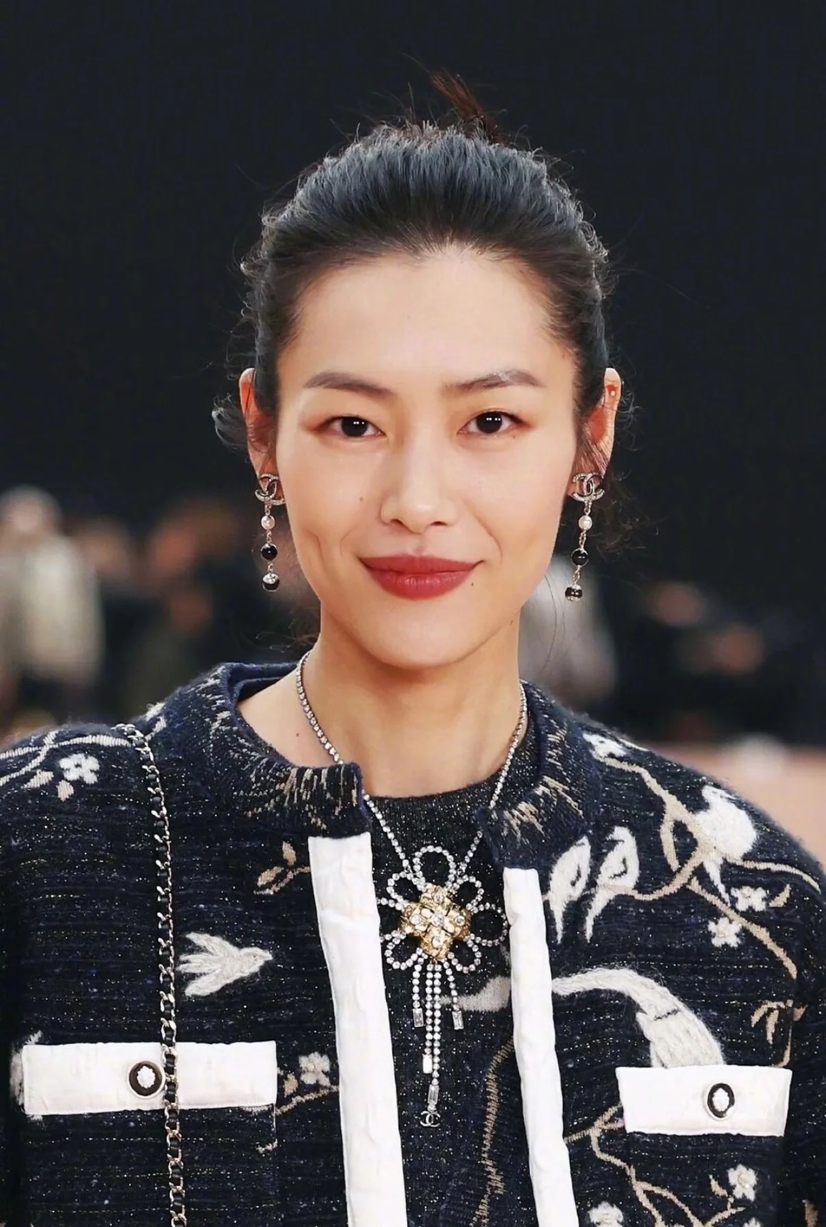 샤넬 블랙 스팽글 크리스탈 진주 롱 귀걸이 상세 이미지 4