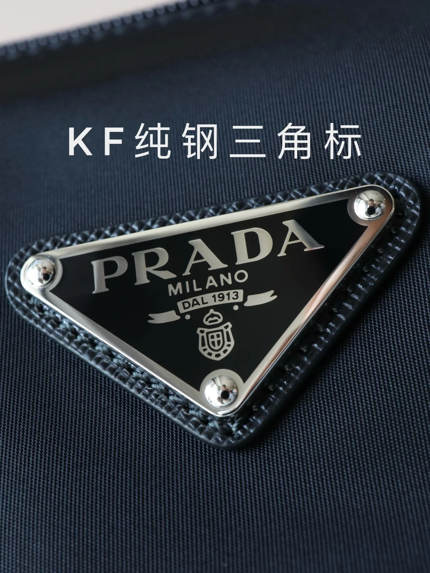 프라다 삼각 로고 나일론 미디엄 크로스바디백 1BD671 상세 이미지 4