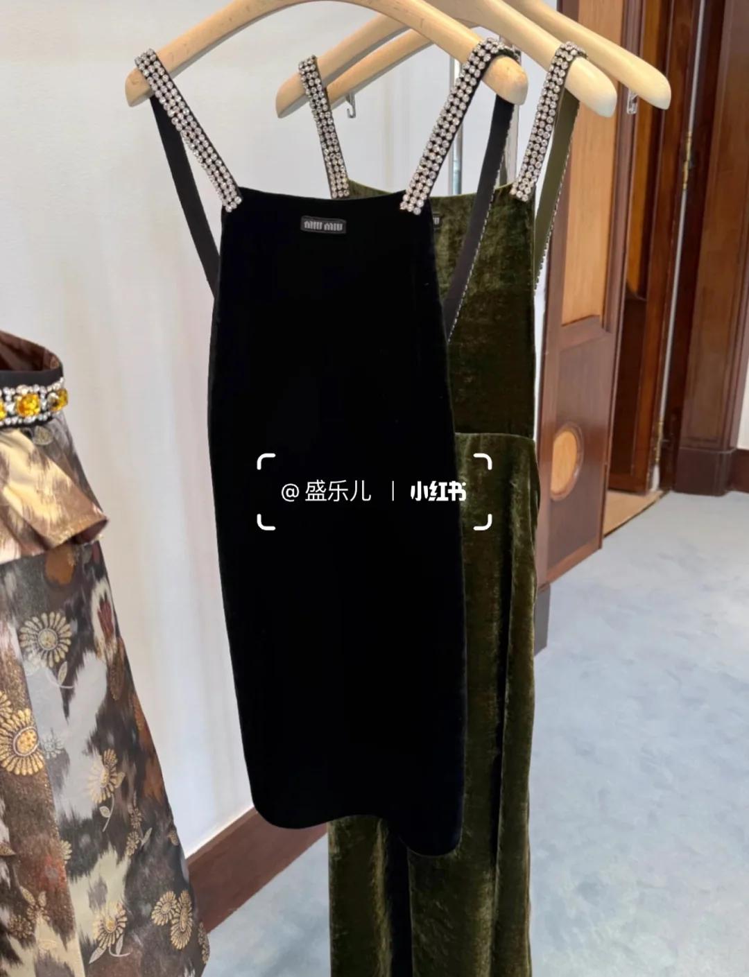 미우미우 라인스톤 스트랩 벨벳 슬립 원피스 상세 이미지 3