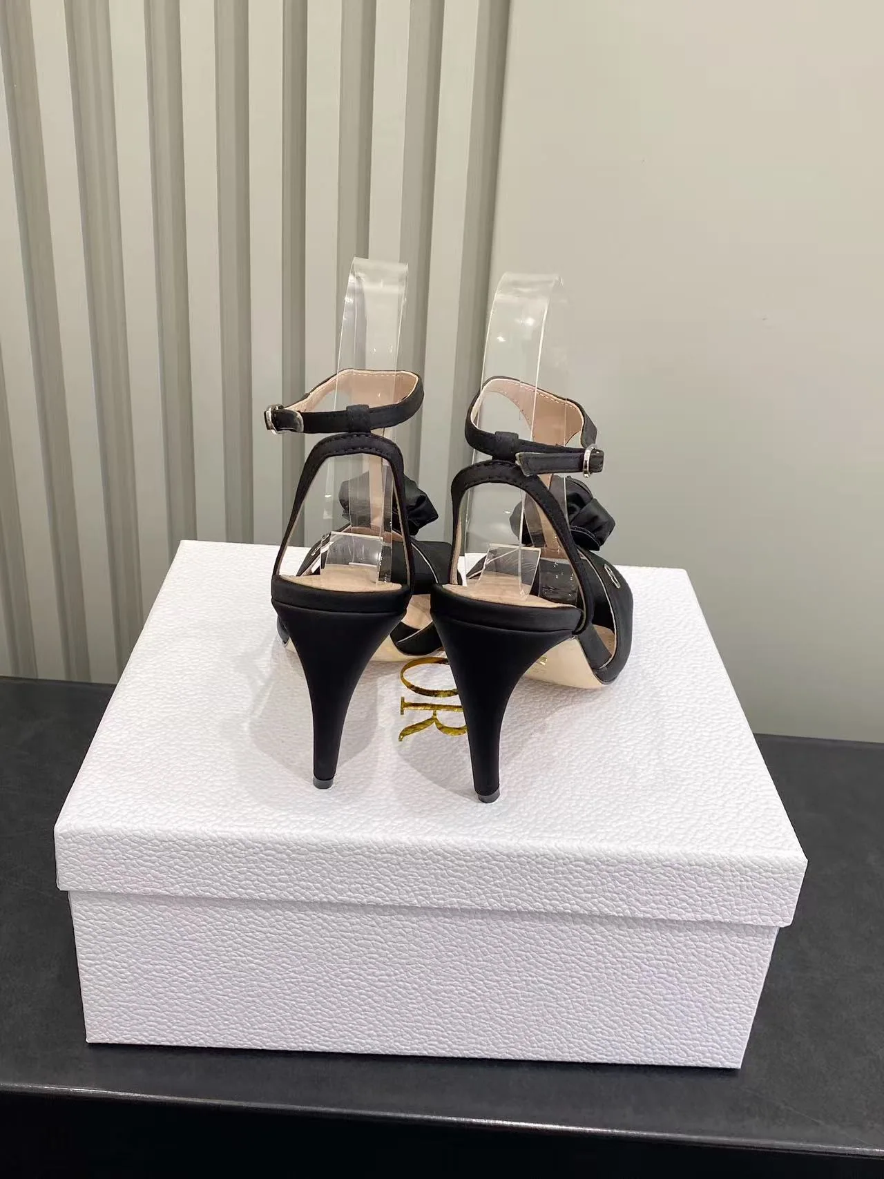 디올 카멜리아 새틴 T스트랩 샌들 상세 이미지 8