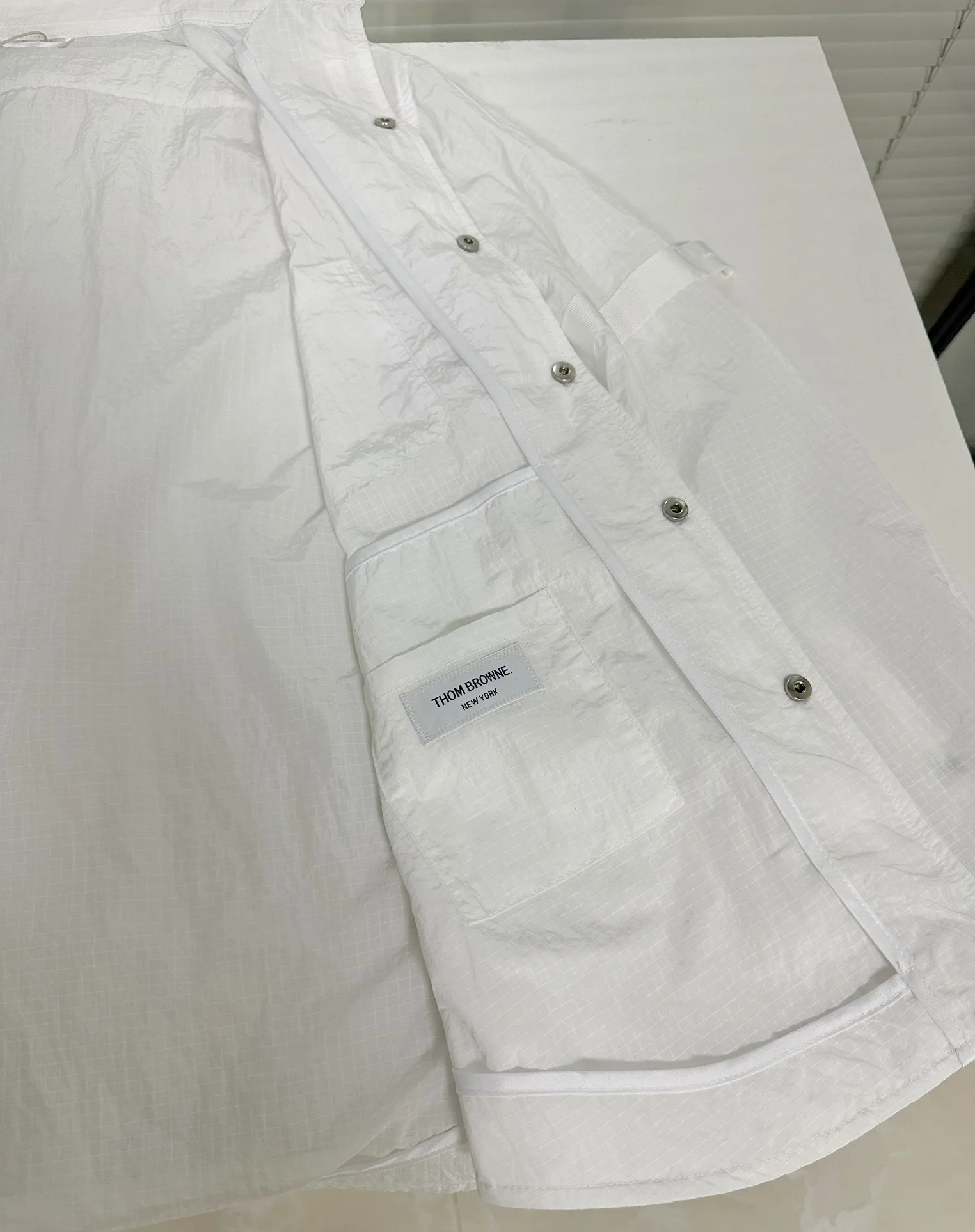 톰브라운 오버핏 체크 남녀공용 긴팔 셔츠 상세 이미지 11