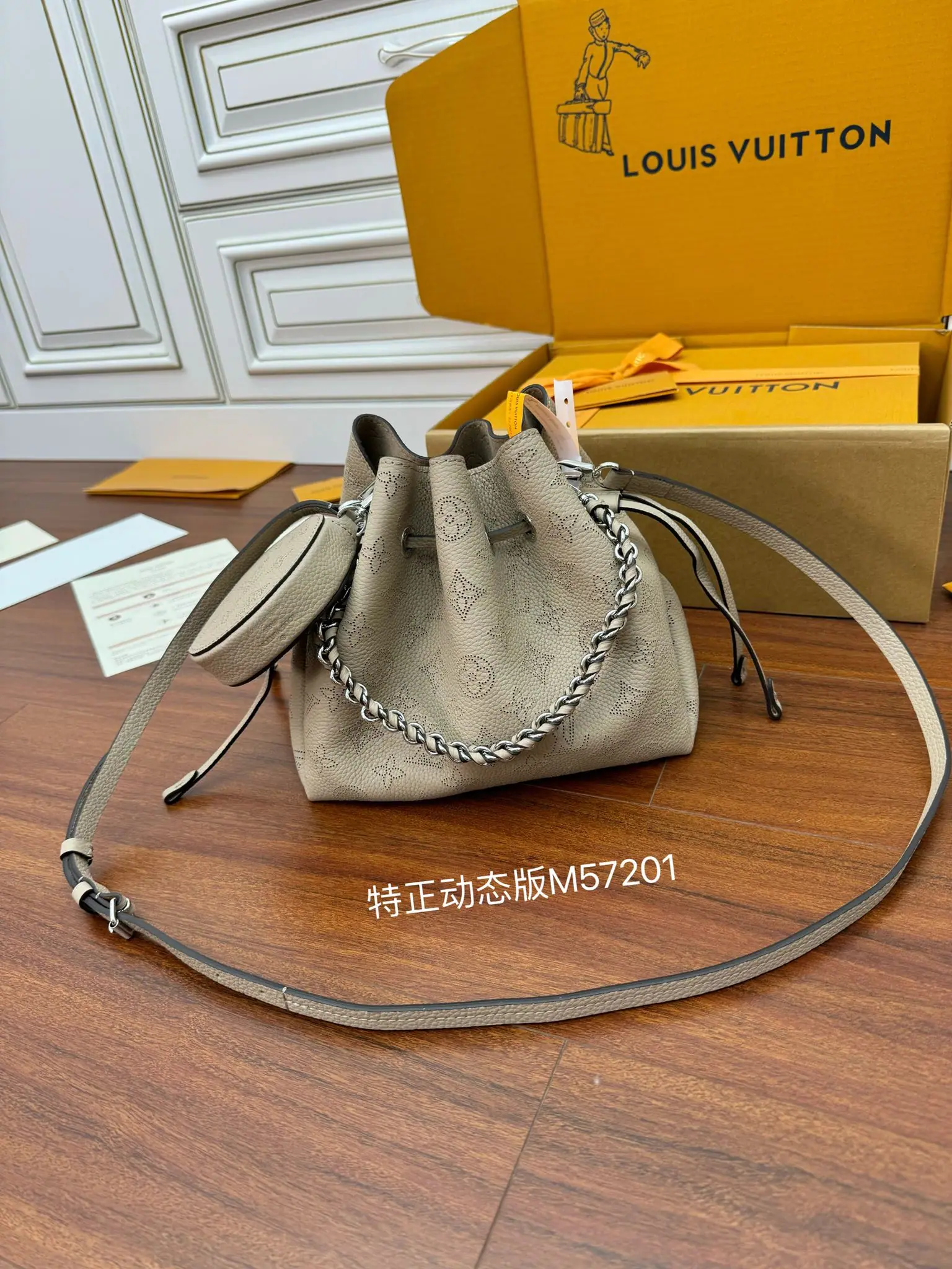 루이비통 M57201 가죽 미니 핸드백 상세 이미지 2