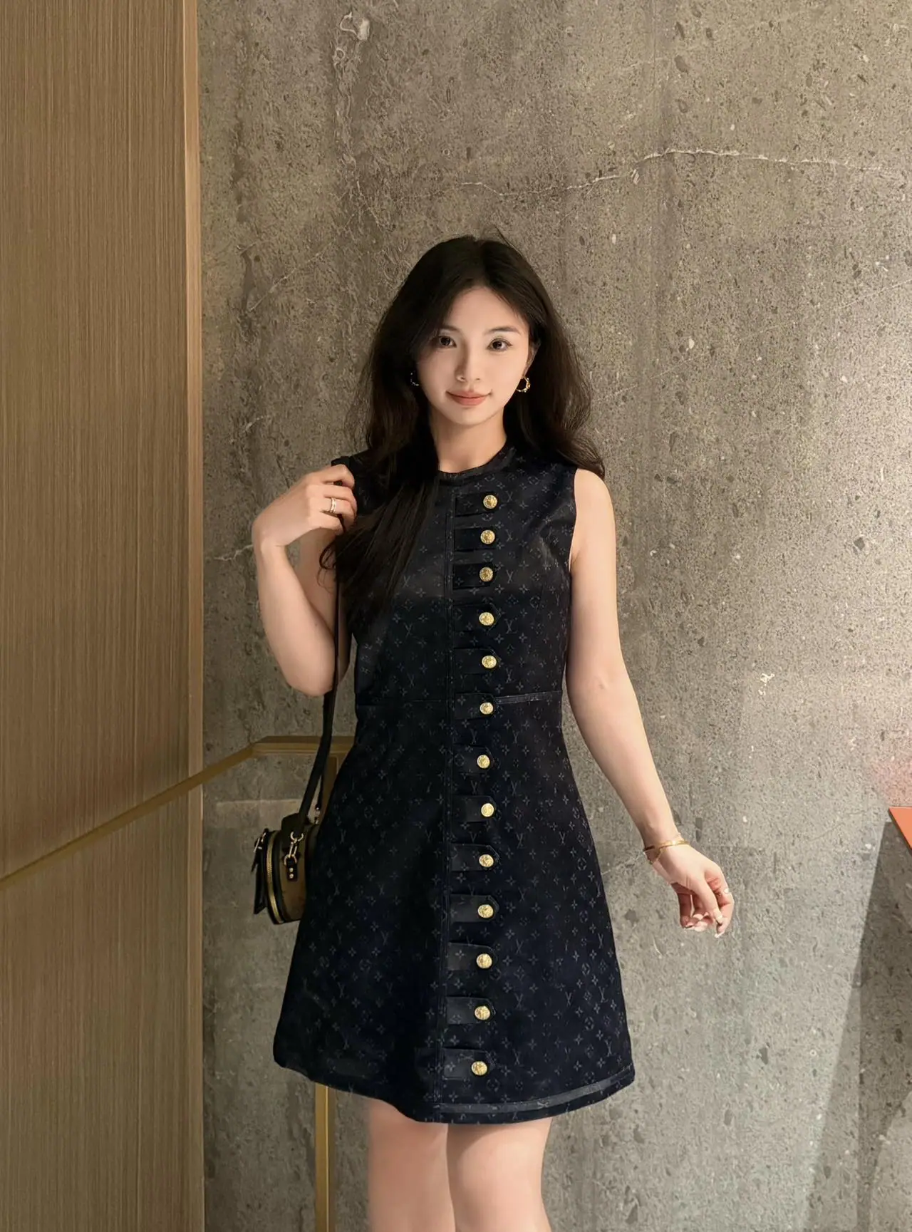 루이비통 골드 로고 프린트 민소매 원피스 상세 이미지 9