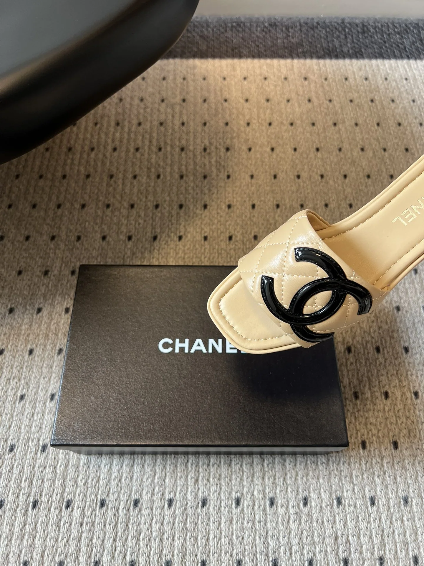 샤넬 다이아몬드 패턴 더블 C 플랫 샌들 상세 이미지 7