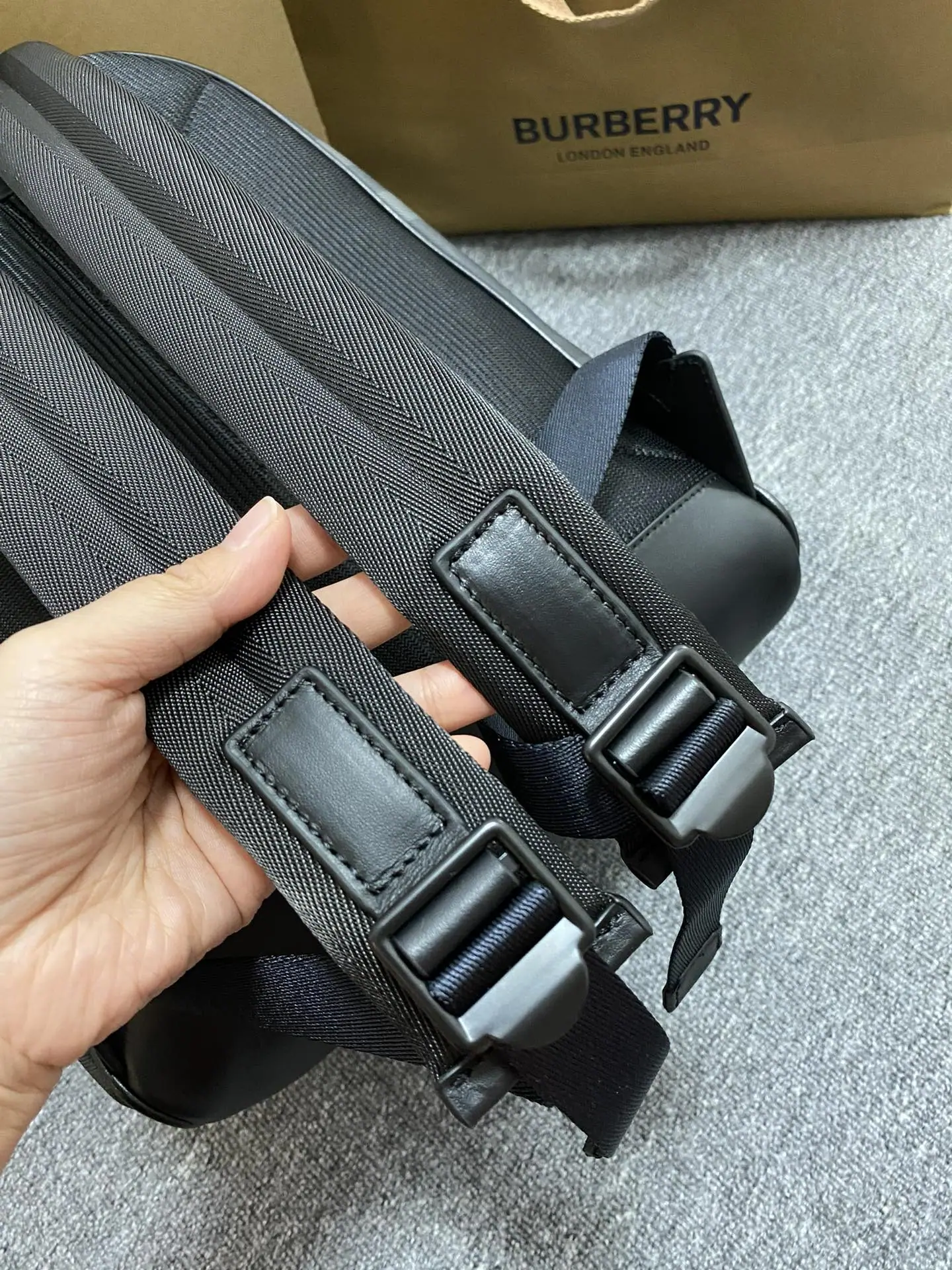 버버리 체크 가죽 트리밍 백팩 상세 이미지 8