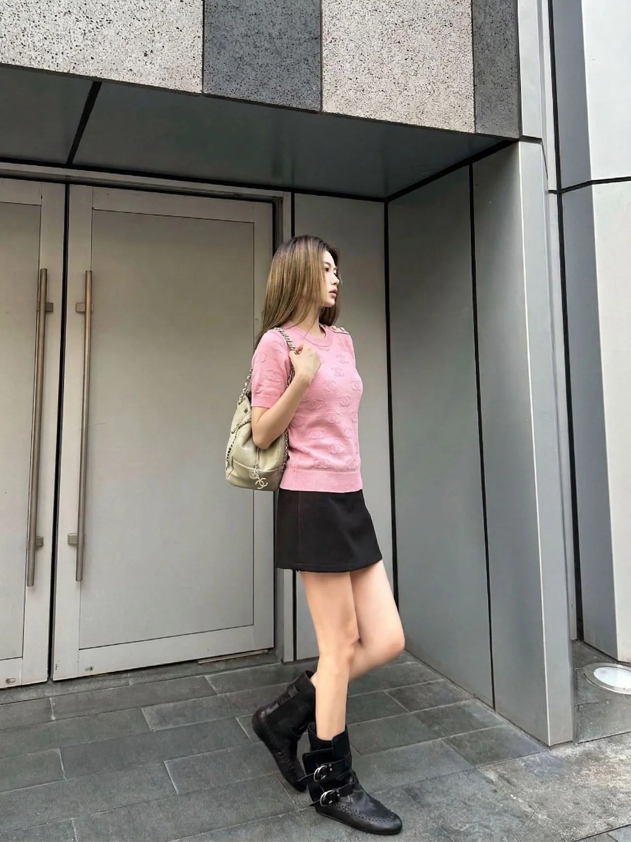 샤넬 더블 C 자카드 슬림핏 크루넥 반팔 니트 2026 SS 상세 이미지 3