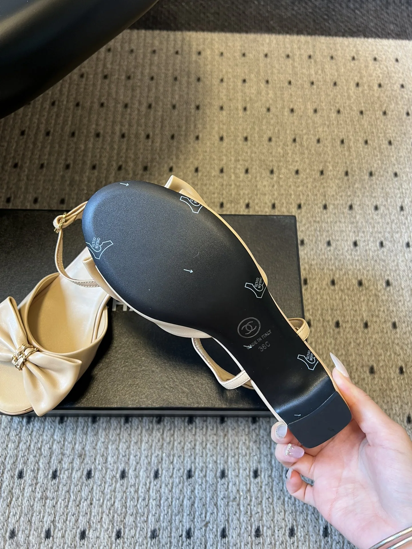 샤넬 리본 장식 로우힐 앵클 샌들 상세 이미지 4