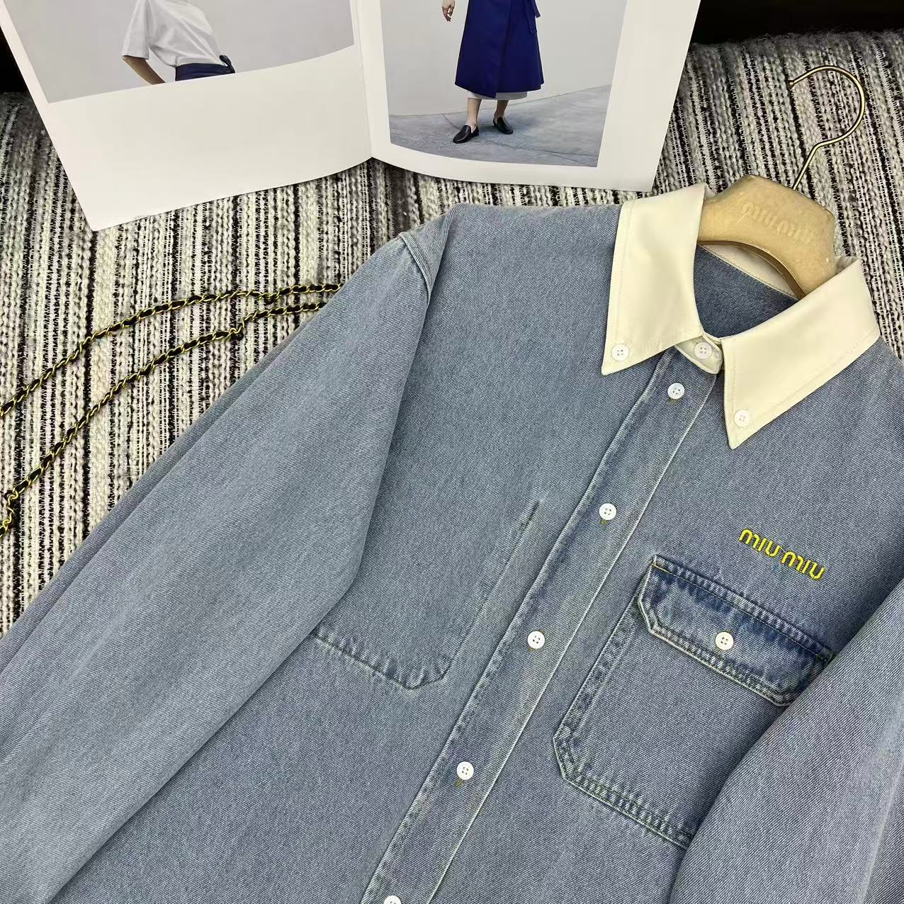 미우미우 자수 데님 셔츠 상세 이미지 5