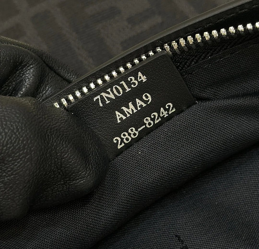 펜디 모노그램 가죽 트리밍 양면 가방 상세 이미지 8