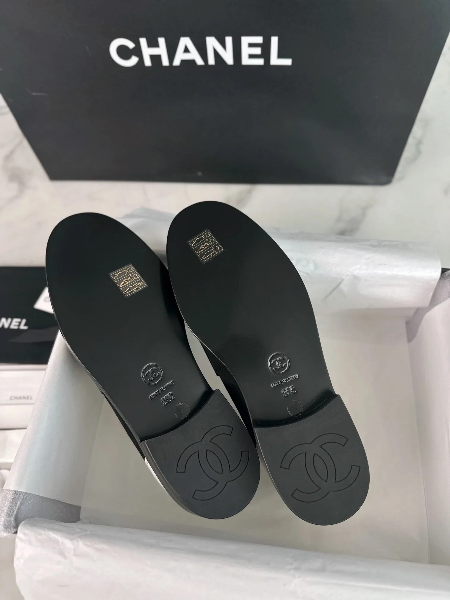 샤넬 블랙 화이트 라운드 버클 로퍼 3228 상세 이미지 9