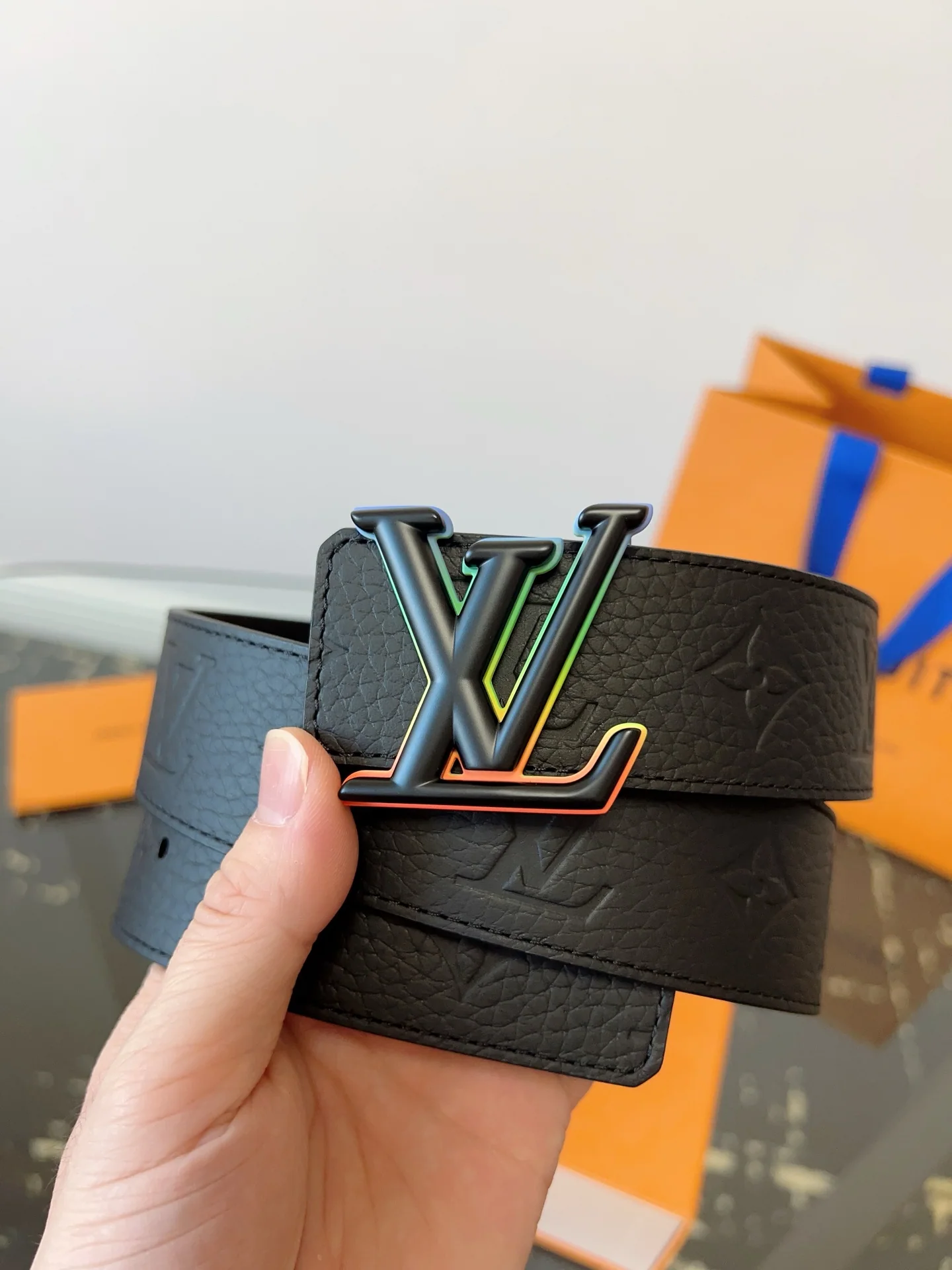 루이비통 LV 이니셜 모노그램 엠보스 리버시블 벨트 상세 이미지 4
