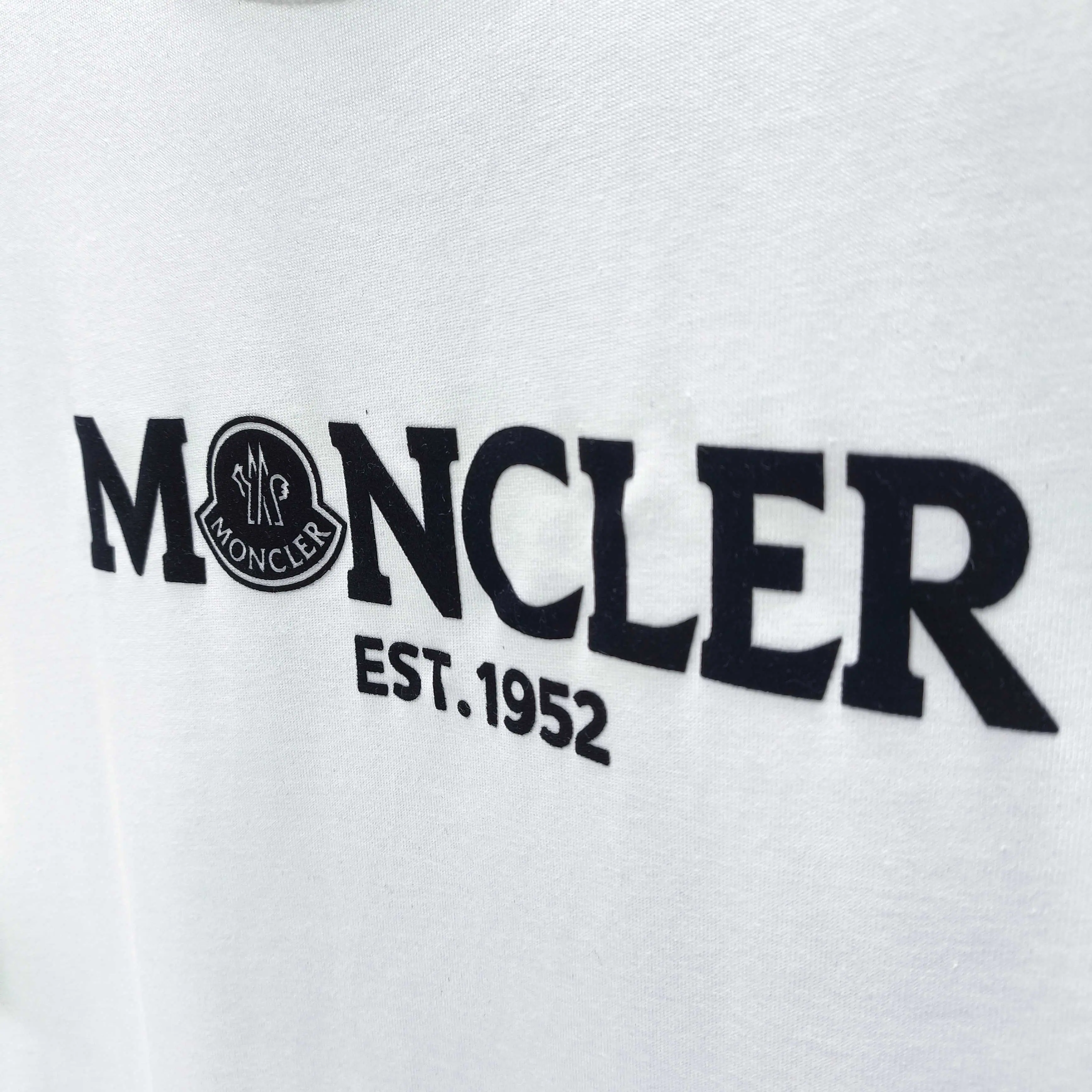 몽클레어 플로키 가공 레터 프린트 여성 반팔 티셔츠 상세 이미지 5