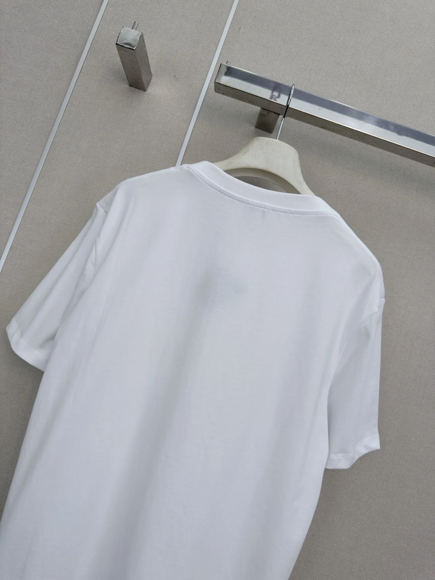로에베 자수 레터 크루넥 반팔 티셔츠 상세 이미지 8