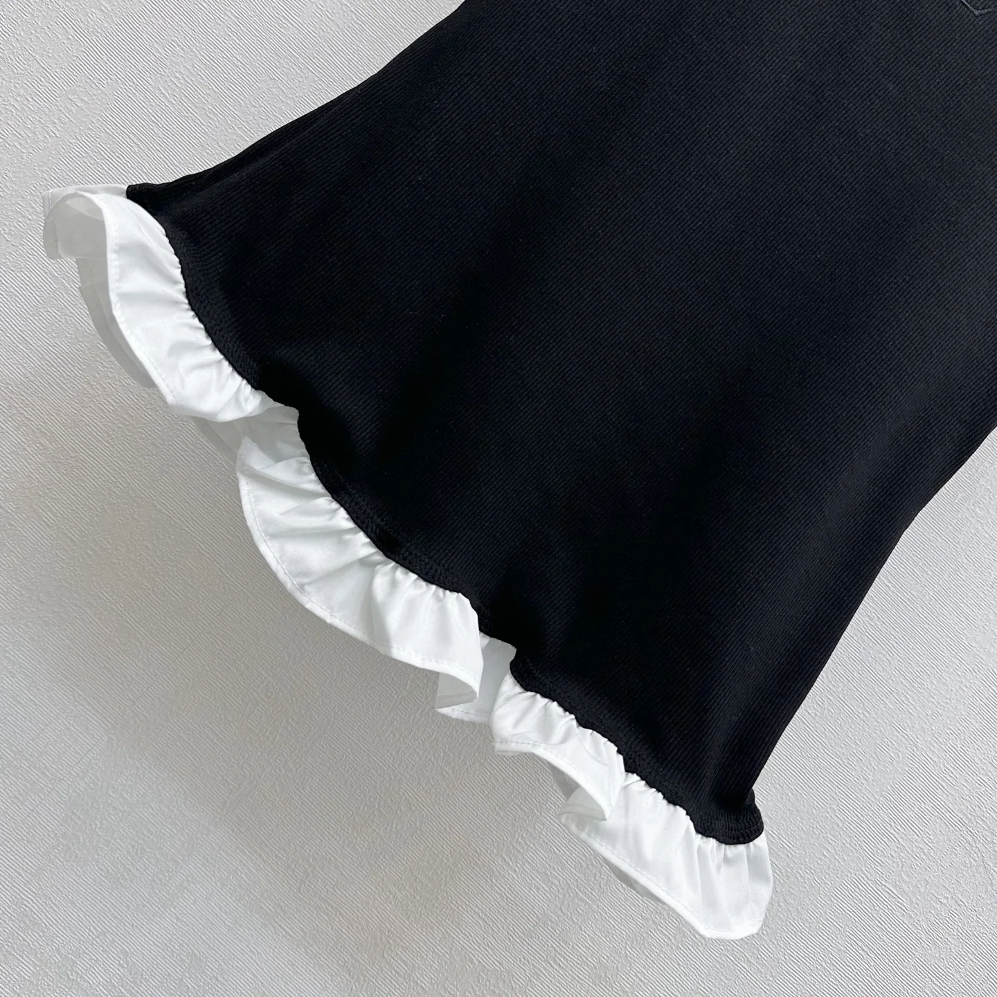 루이비통 자수 로고 라운드넥 반팔 티셔츠 상세 이미지 4