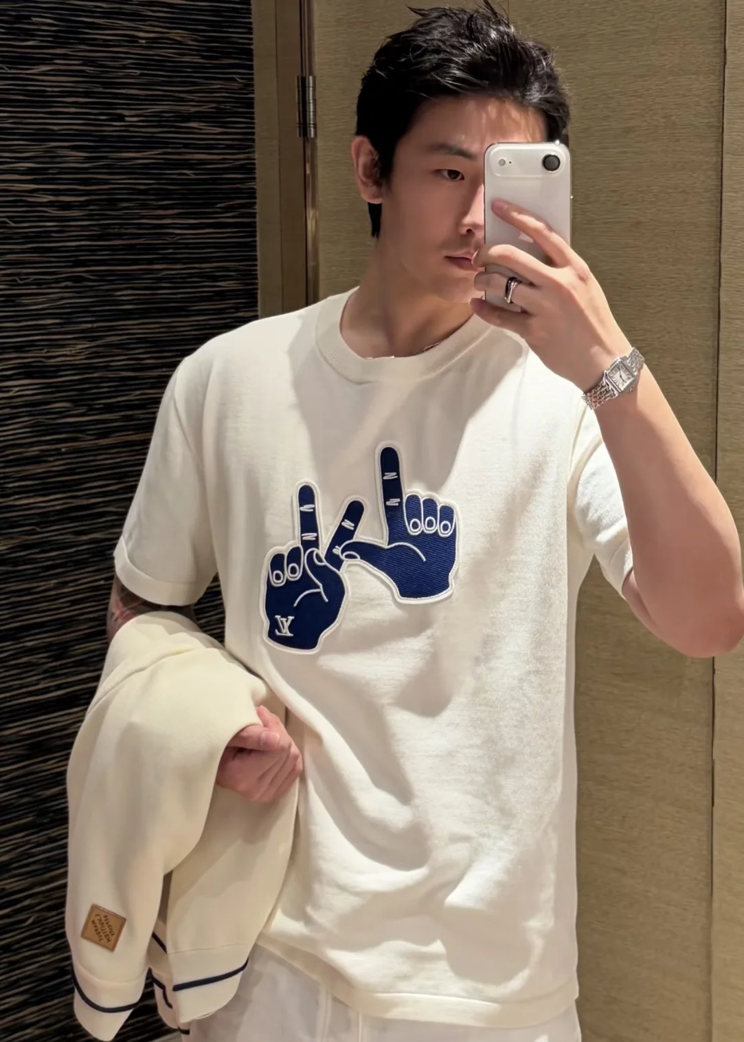 루이비통 핸드 제스처 로고 패치워크 남성 반팔 상세 이미지 8