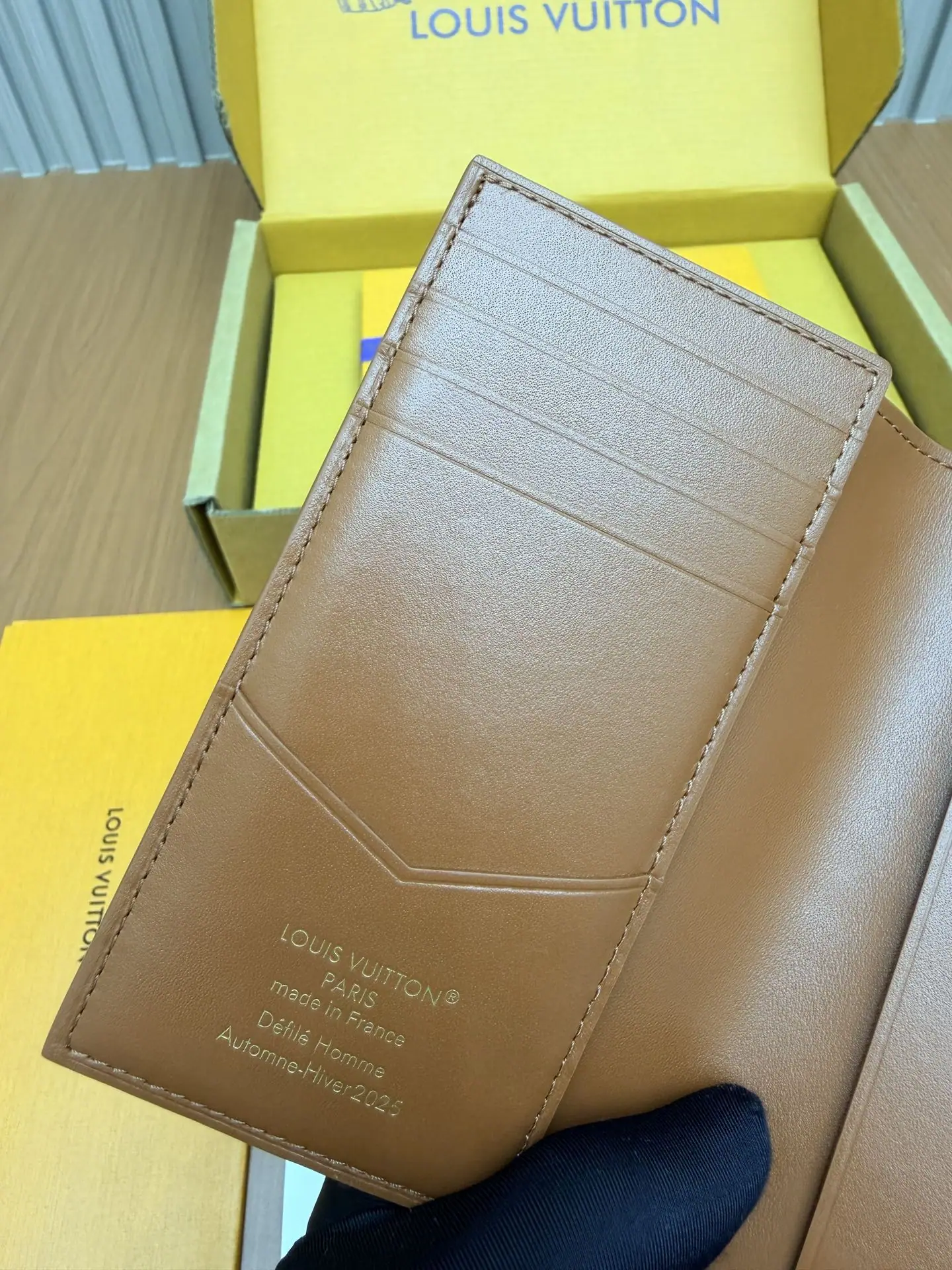 루이비통 M26059 레드 지갑 상세 이미지 6
