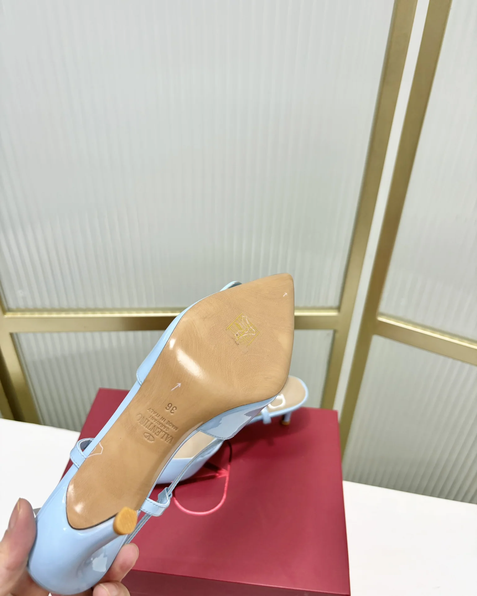 발렌티노 에나멜 가죽 V 버클 샌들 상세 이미지 8