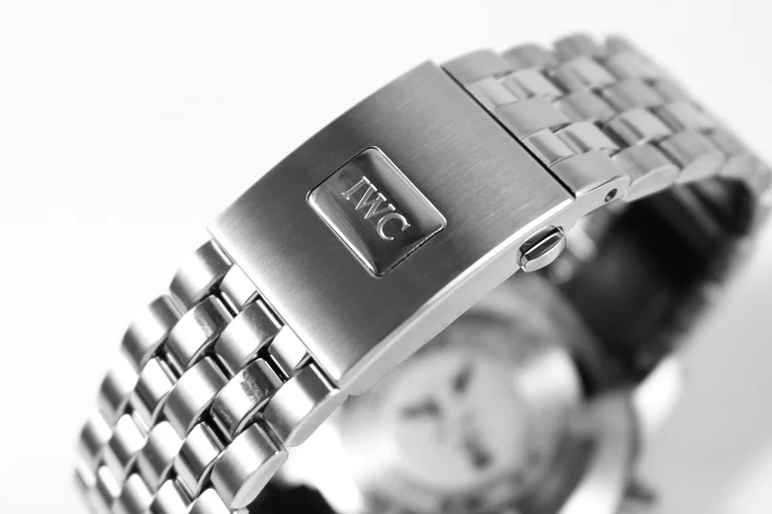 IWC 파일럿 크로노그래프 시계 상세 이미지 8