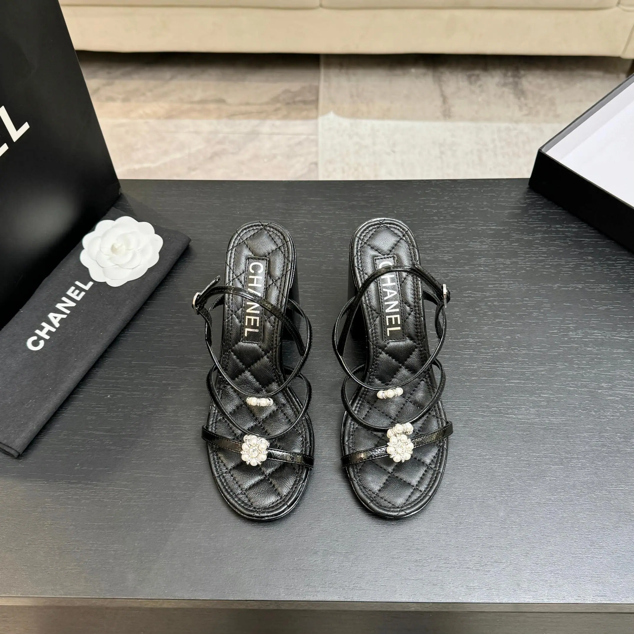 샤넬 동백꽃 진주 장식 청키힐 샌들 상세 이미지 1