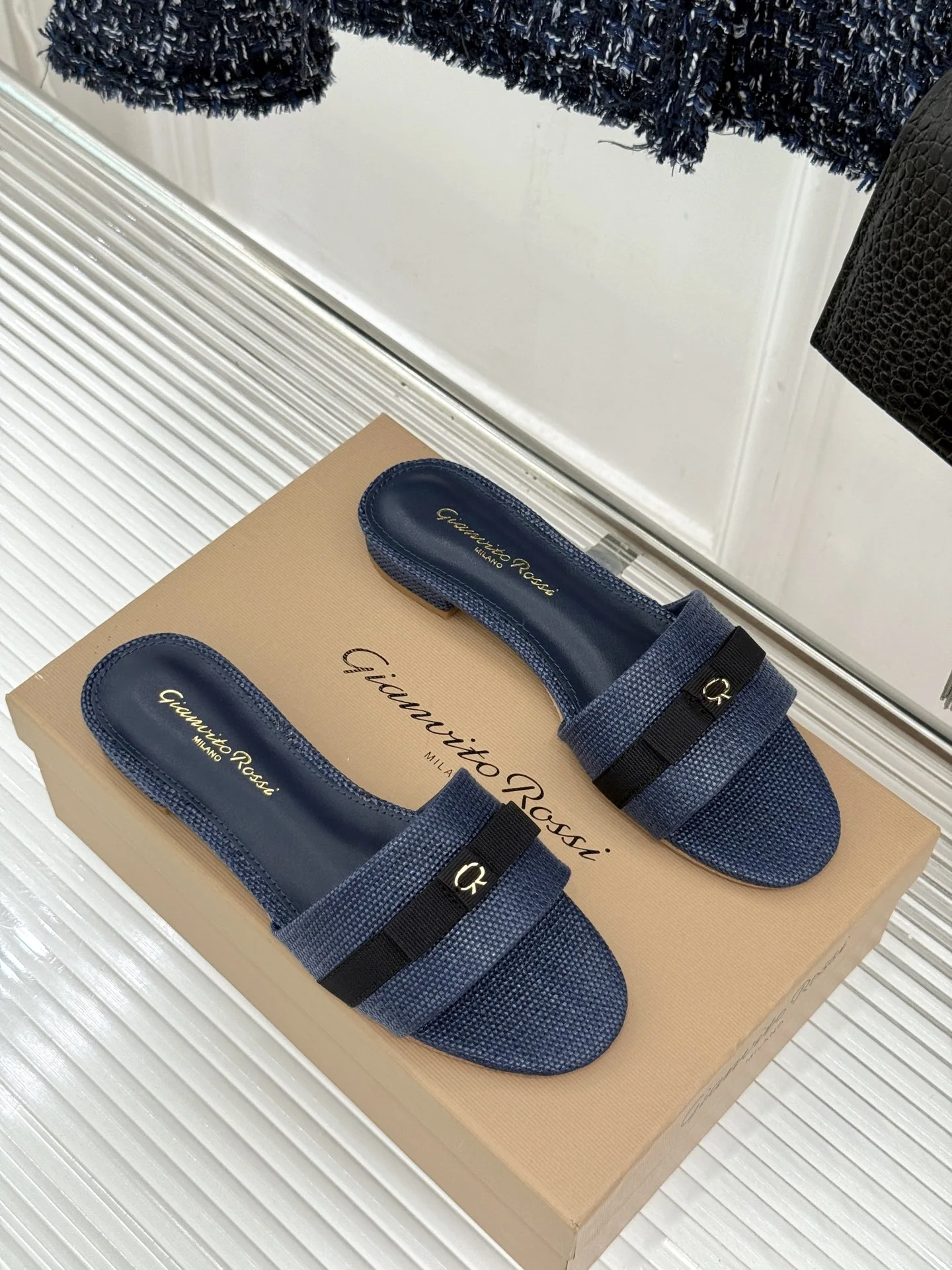 지안비토 로시 지안비토 새틴 리본 스트랩 양가죽 여성 신발 상세 이미지 3