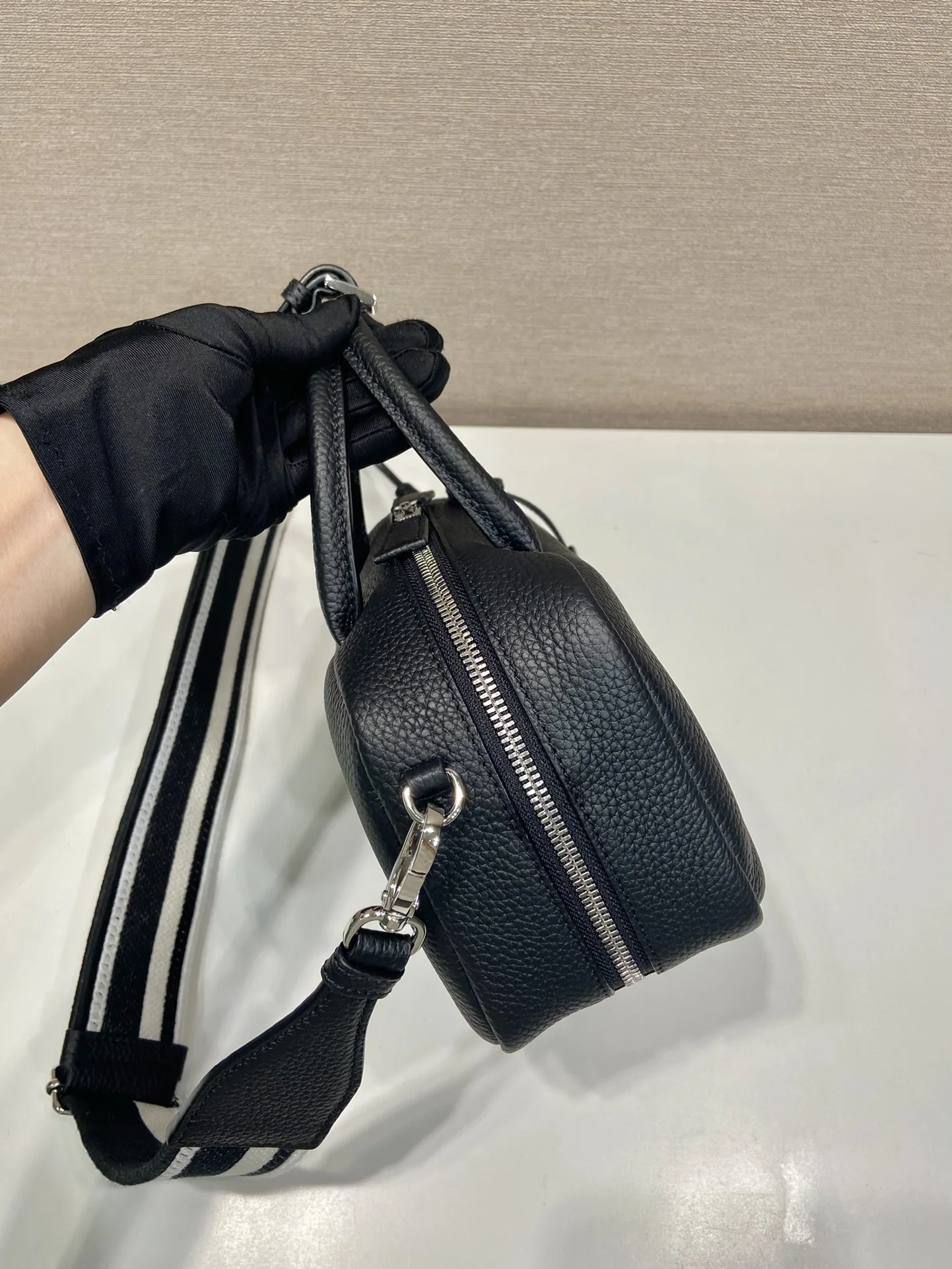 프라다 스웨이드 소가죽 숄더백 1BB102 상세 이미지 5