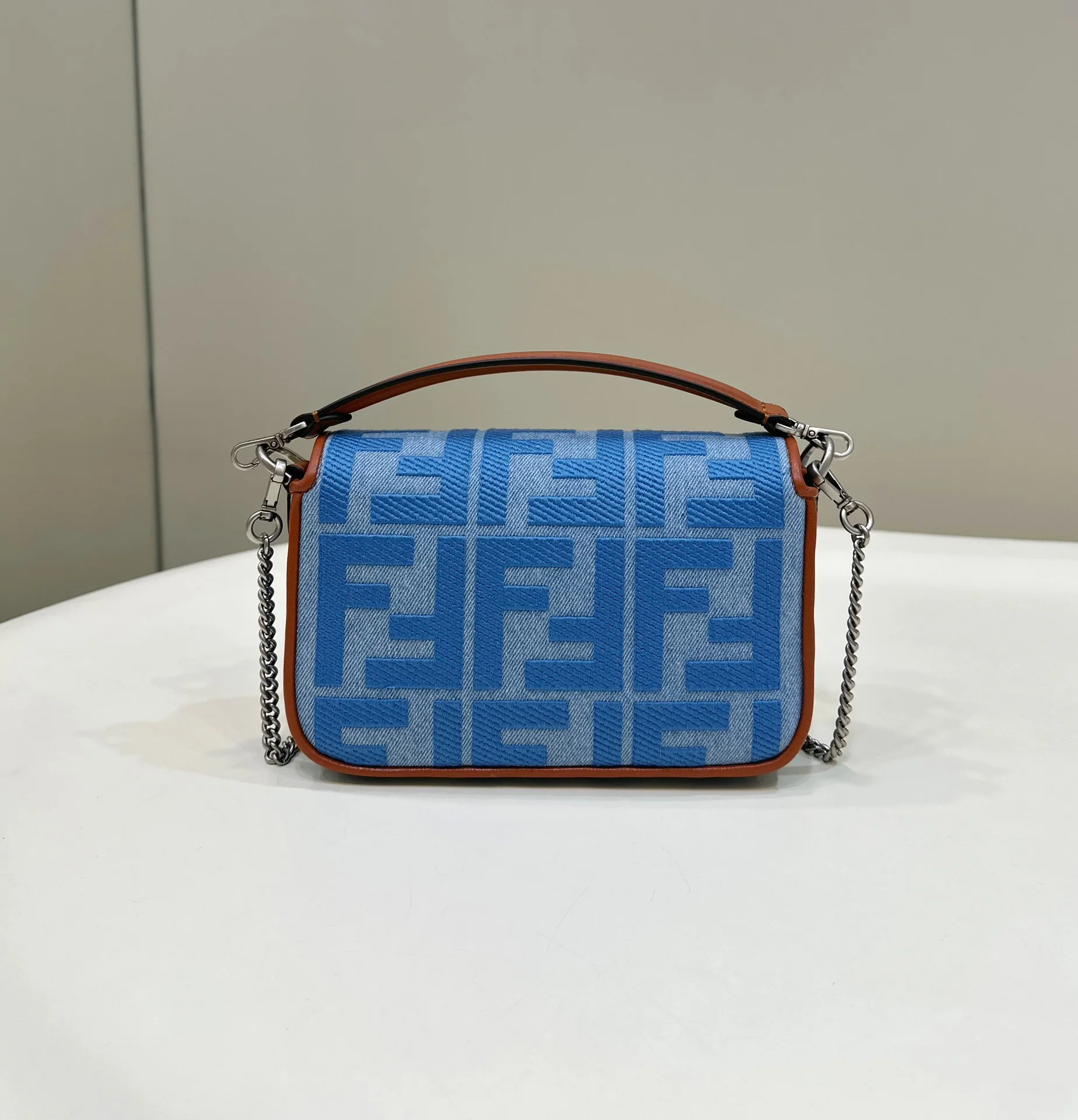 펜디 3D 자수 캔버스 숄더백 상세 이미지 2