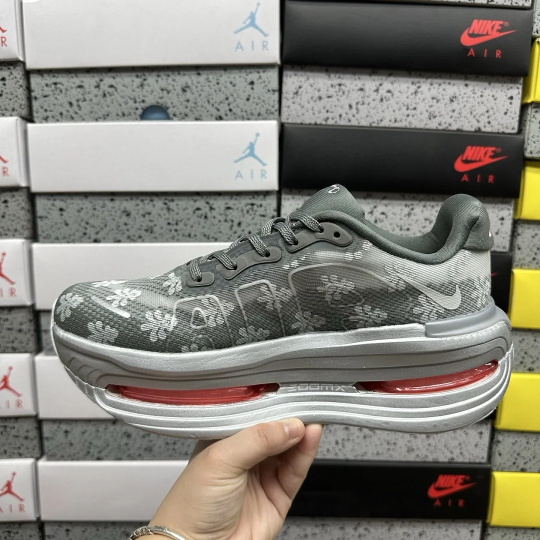 나이키 [5A] 보메로 프리미엄 QS IQ0028-001 201783 Nike Vomero Premium QS Fleur De-Lis 상세 이미지 2