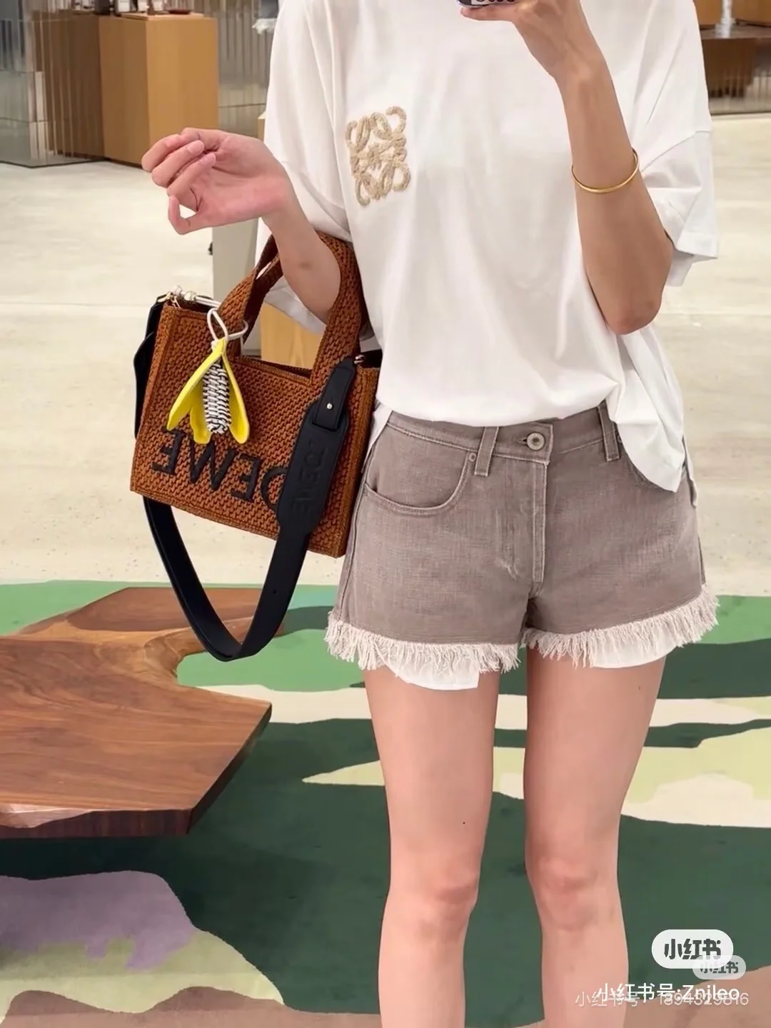 로에베 크롭드 오버사이즈 자수 반팔 티셔츠 상세 이미지 9