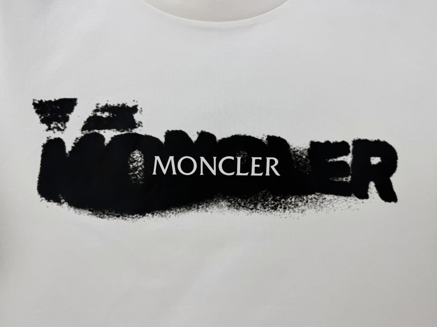 몽클레어 프린트 자수 로고 반팔 티셔츠 상세 이미지 5