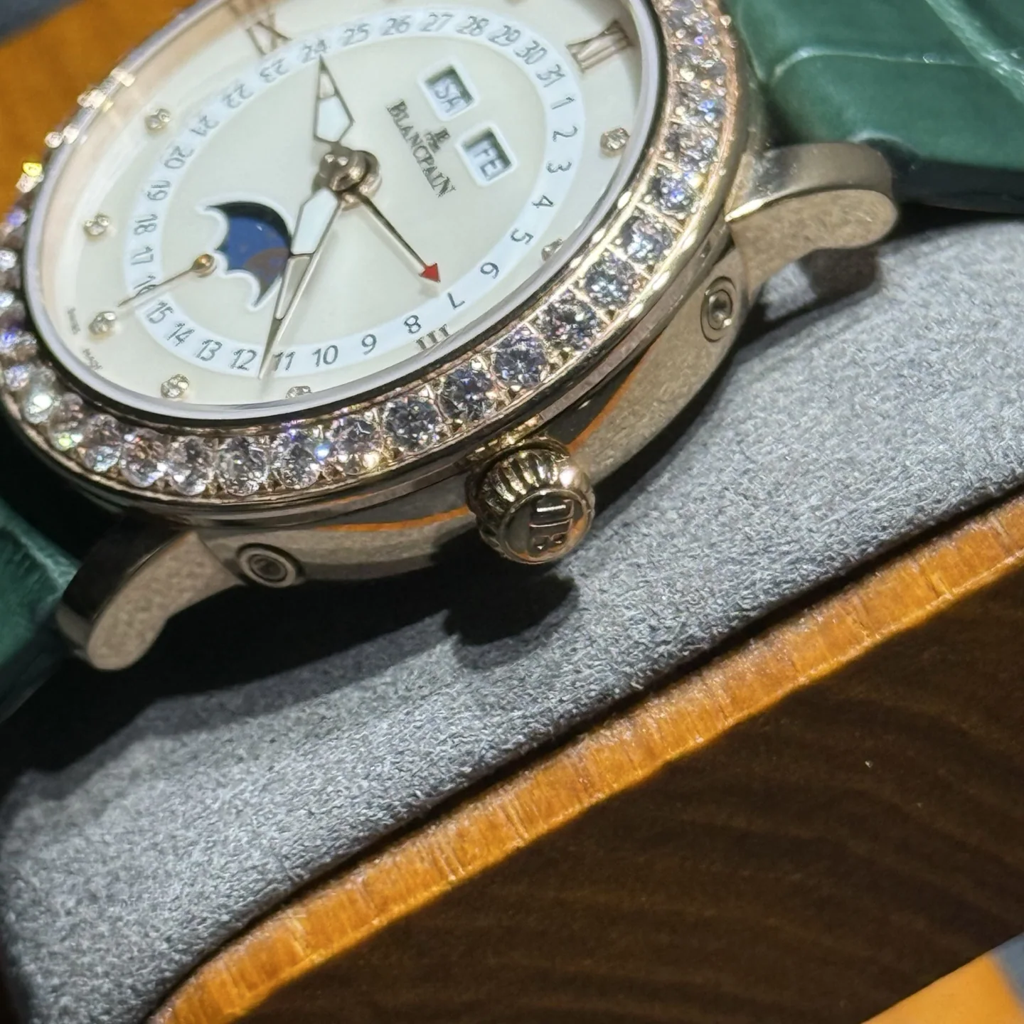 블랑팡 문블로썸 마더오브펄 풀 캘린더 문페이즈 여성 시계 상세 이미지 5