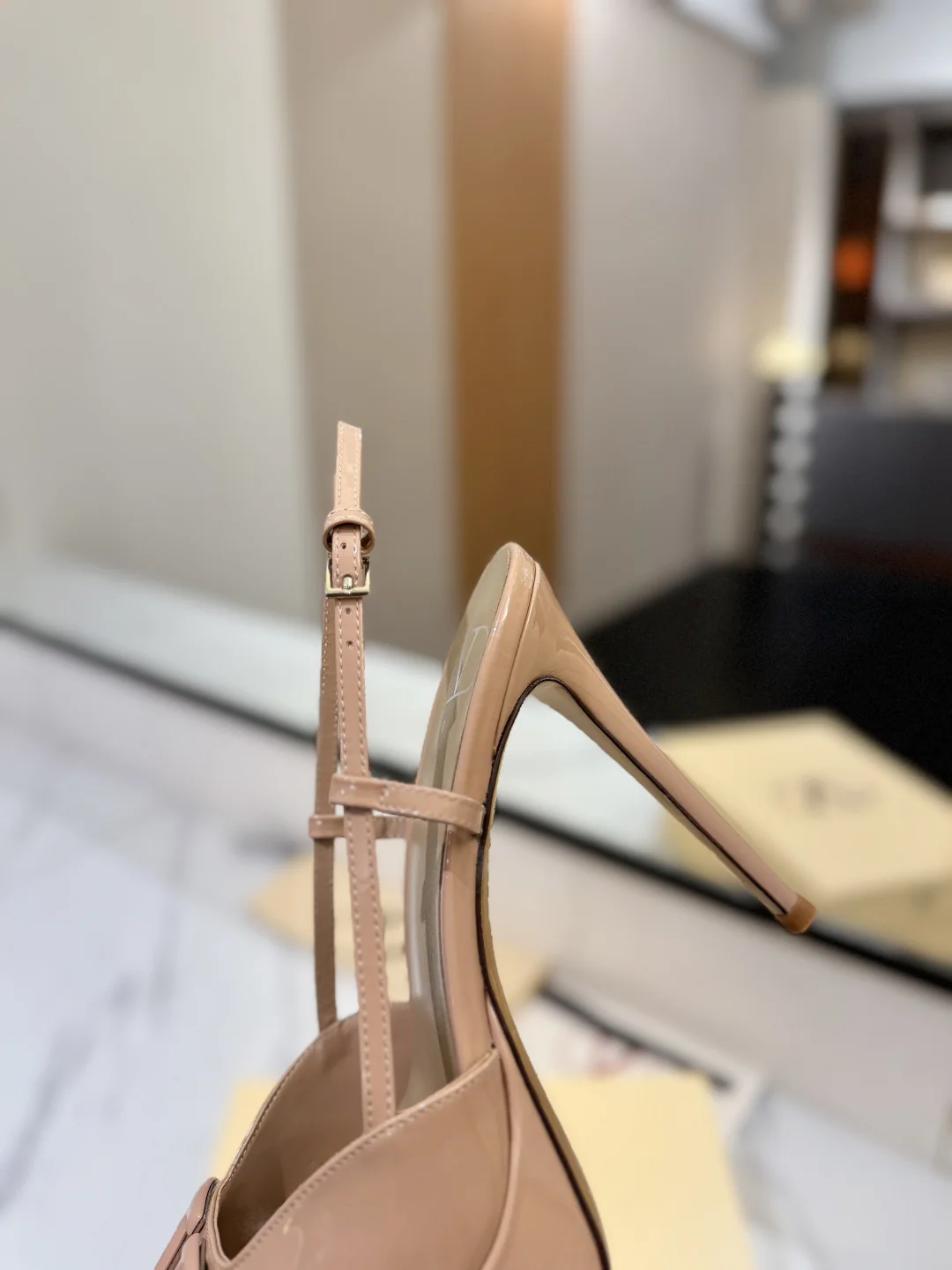 발렌티노 V 버클 메탈 장식 샌들 상세 이미지 9