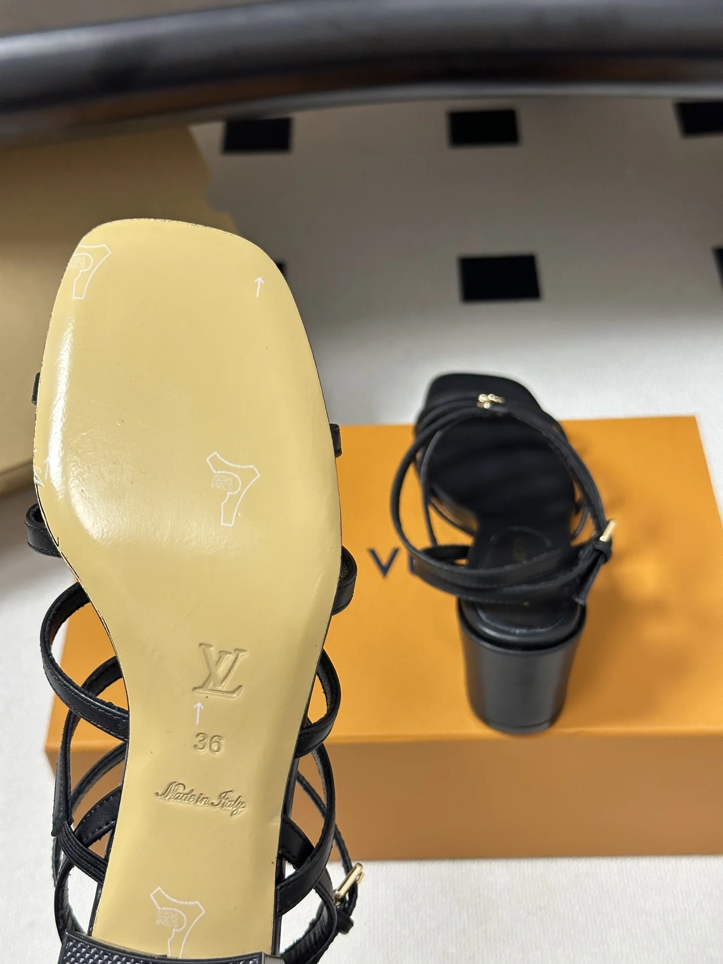 루이비통 LV 가이아 샌들 상세 이미지 9