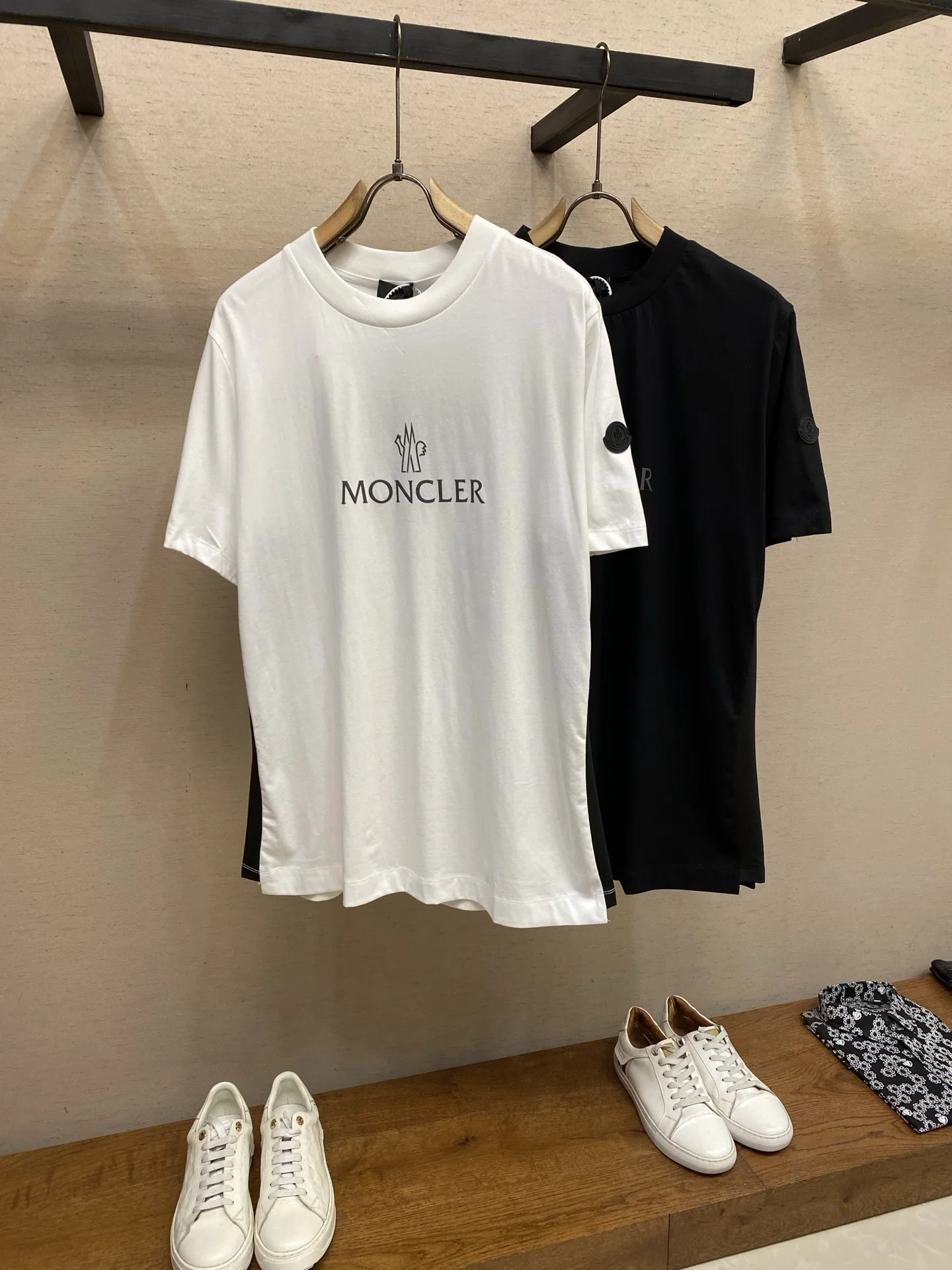 몽클레어 프린트 크루넥 반팔 티셔츠 상세 이미지 3