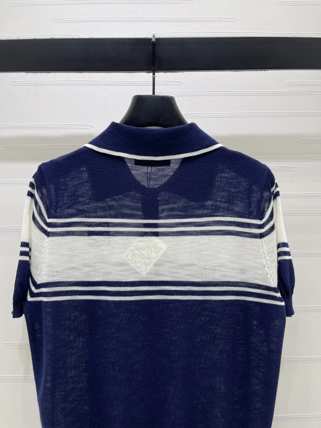 로에베 카라 스트라이프 자수 니트 반팔 티셔츠 상세 이미지 7