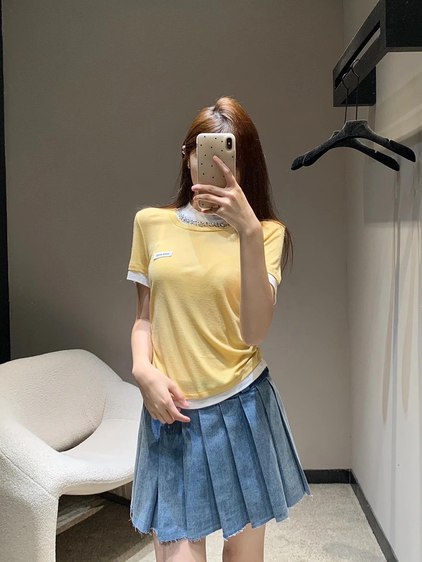 미우미우 라인스톤 넥 페이크 투피스 슬림핏 반팔 티셔츠 26 SS 상세 이미지 9