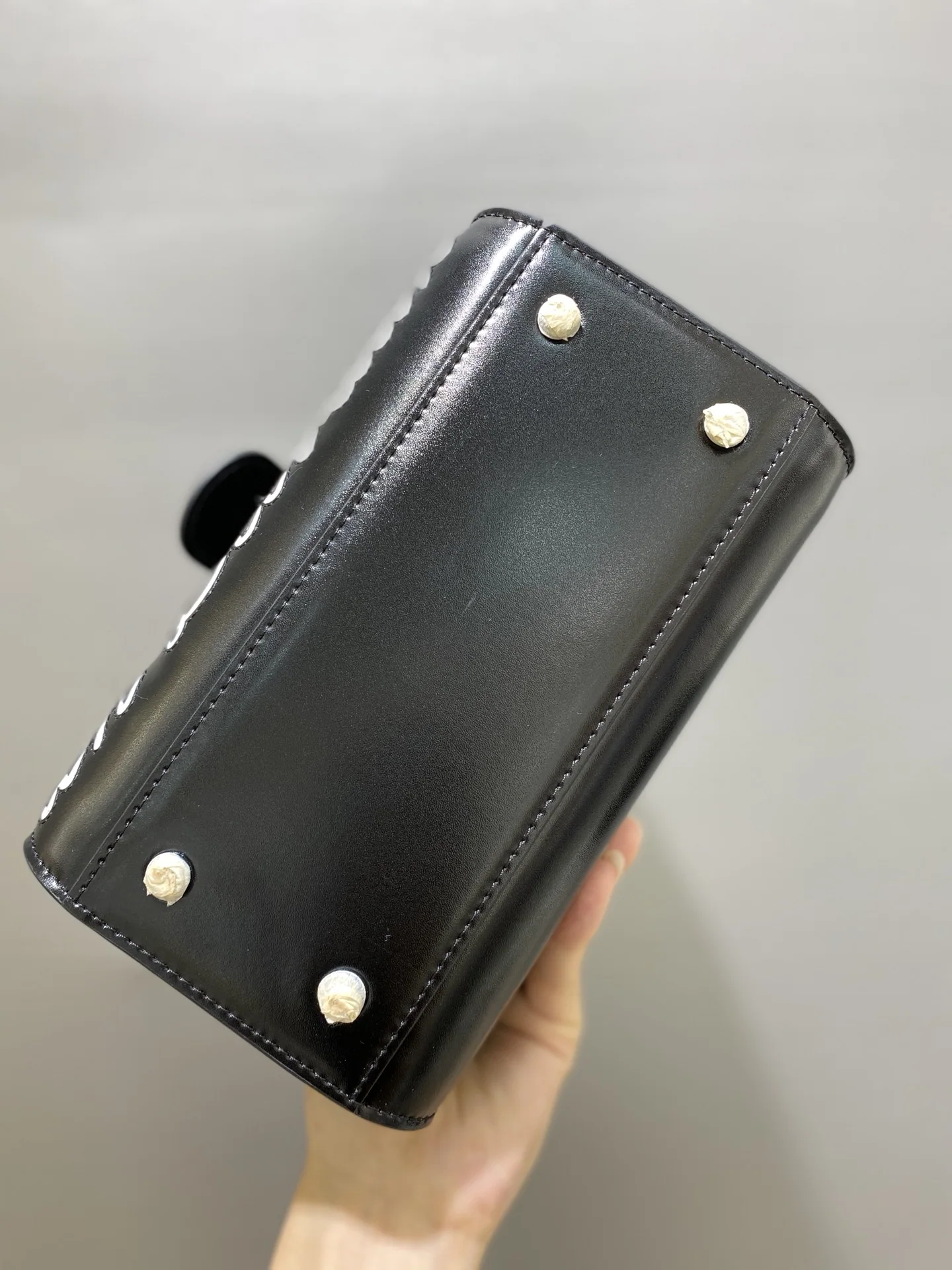 델보 브릴리언트 블랙 미니 레터백 가방 상세 이미지 9