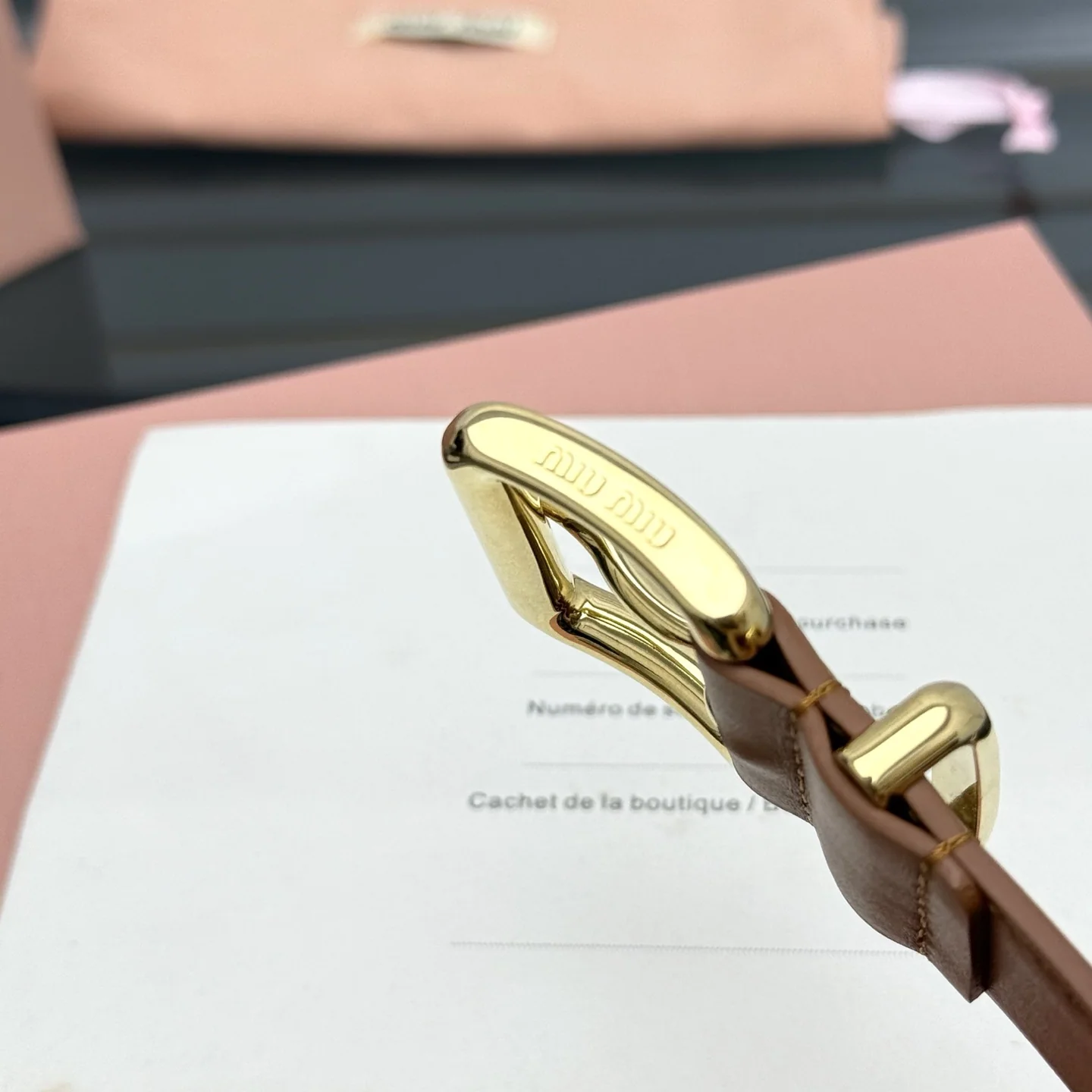 미우미우 각인 금속 로고 송아지가죽 벨트 상세 이미지 9