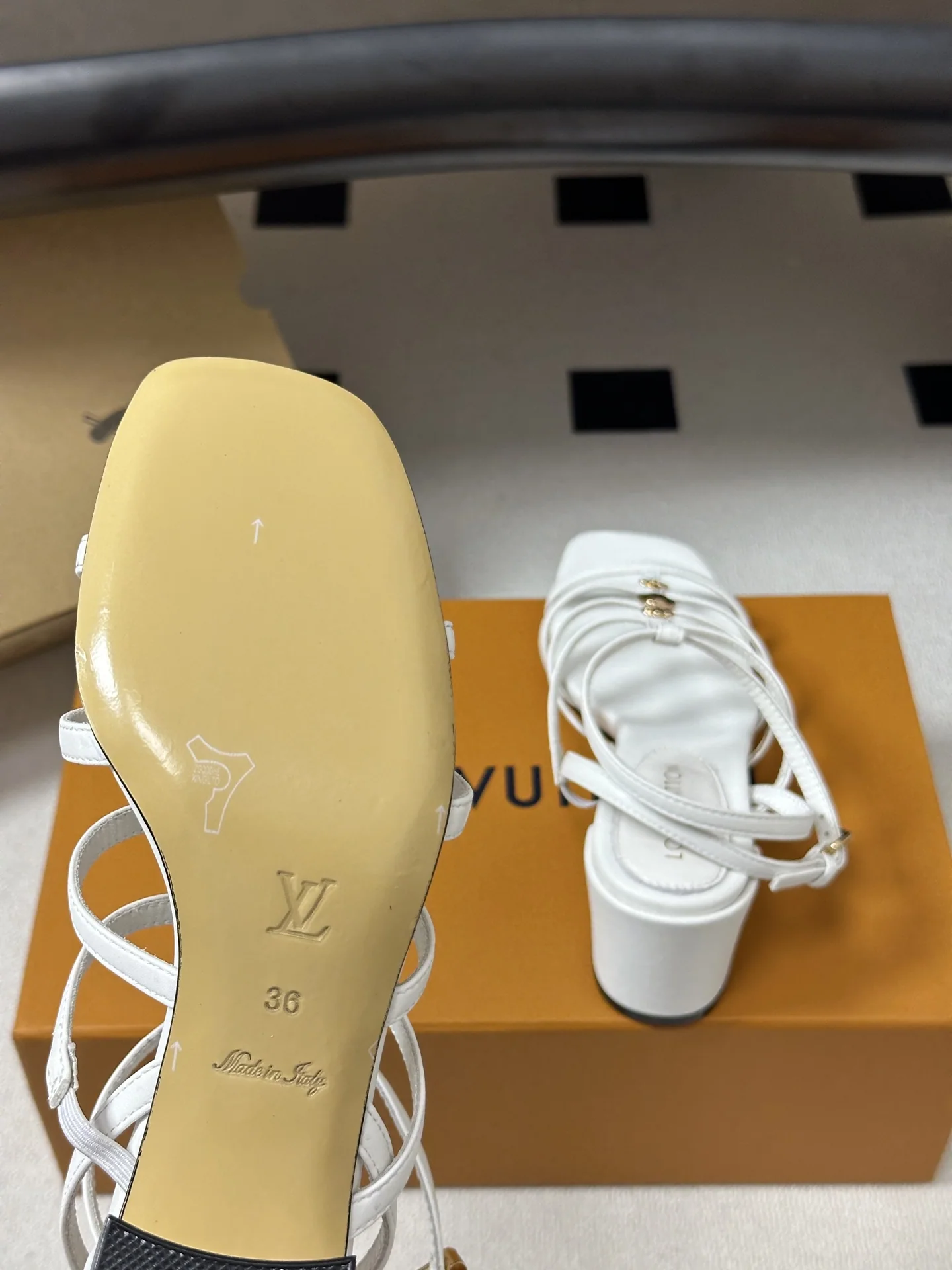 루이비통 LV GAIA 스퀘어 토 샌들 상세 이미지 9