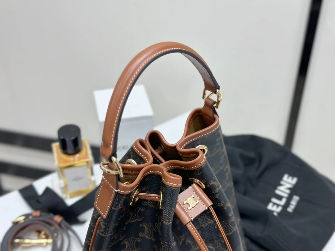 셀린느 클라라 로고 소가죽 토트 버킷백 상세 이미지 6