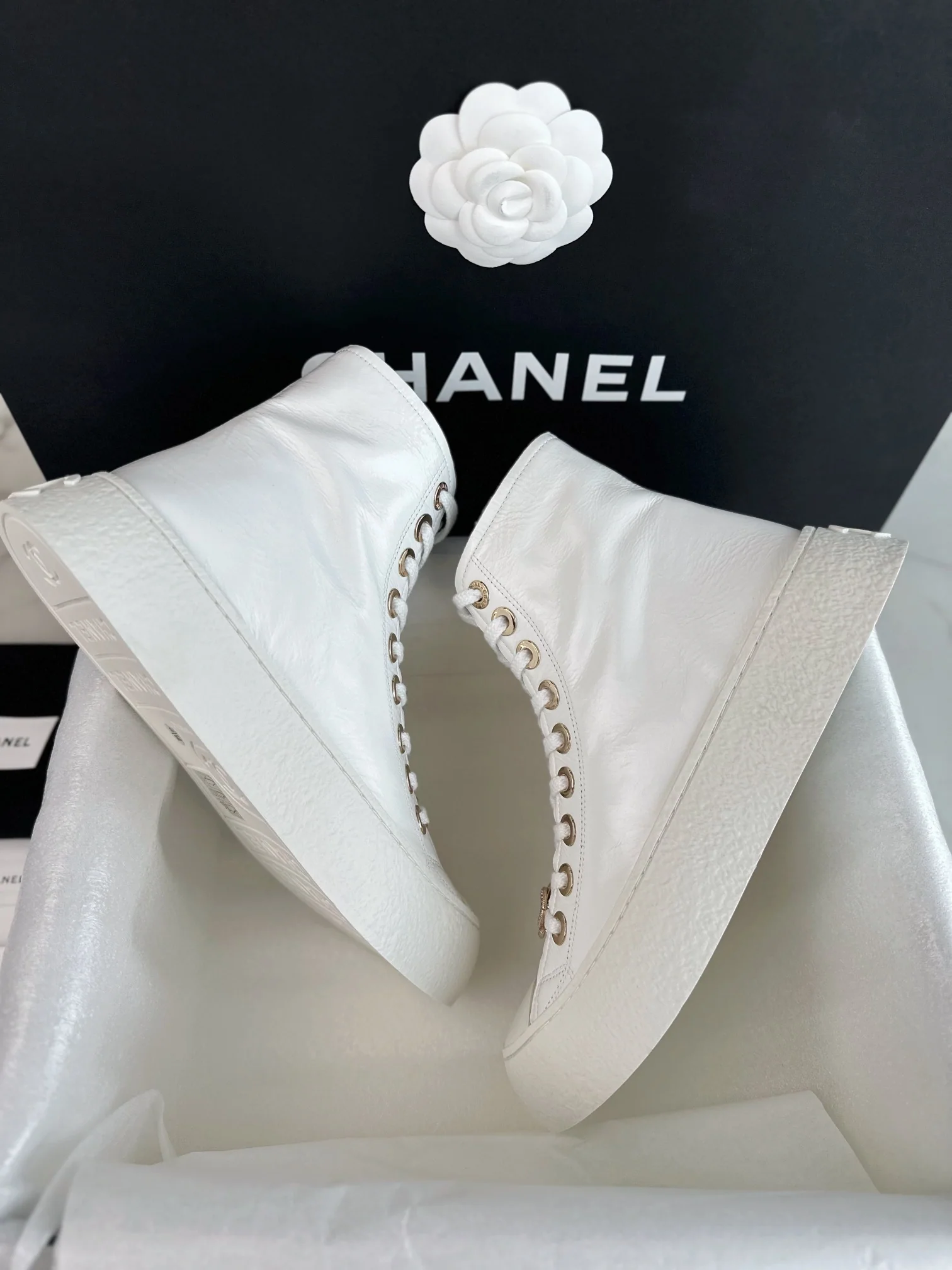 샤넬 엄지발가락 주름 장식 화이트 하이탑 스니커즈 3400 상세 이미지 7
