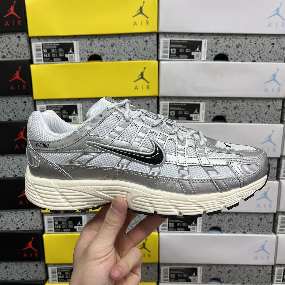 나이키 [CS] P 6000 CD6404-105 201531 Nike P-6000 White Metallic Silver Flat Black 상세 이미지 7