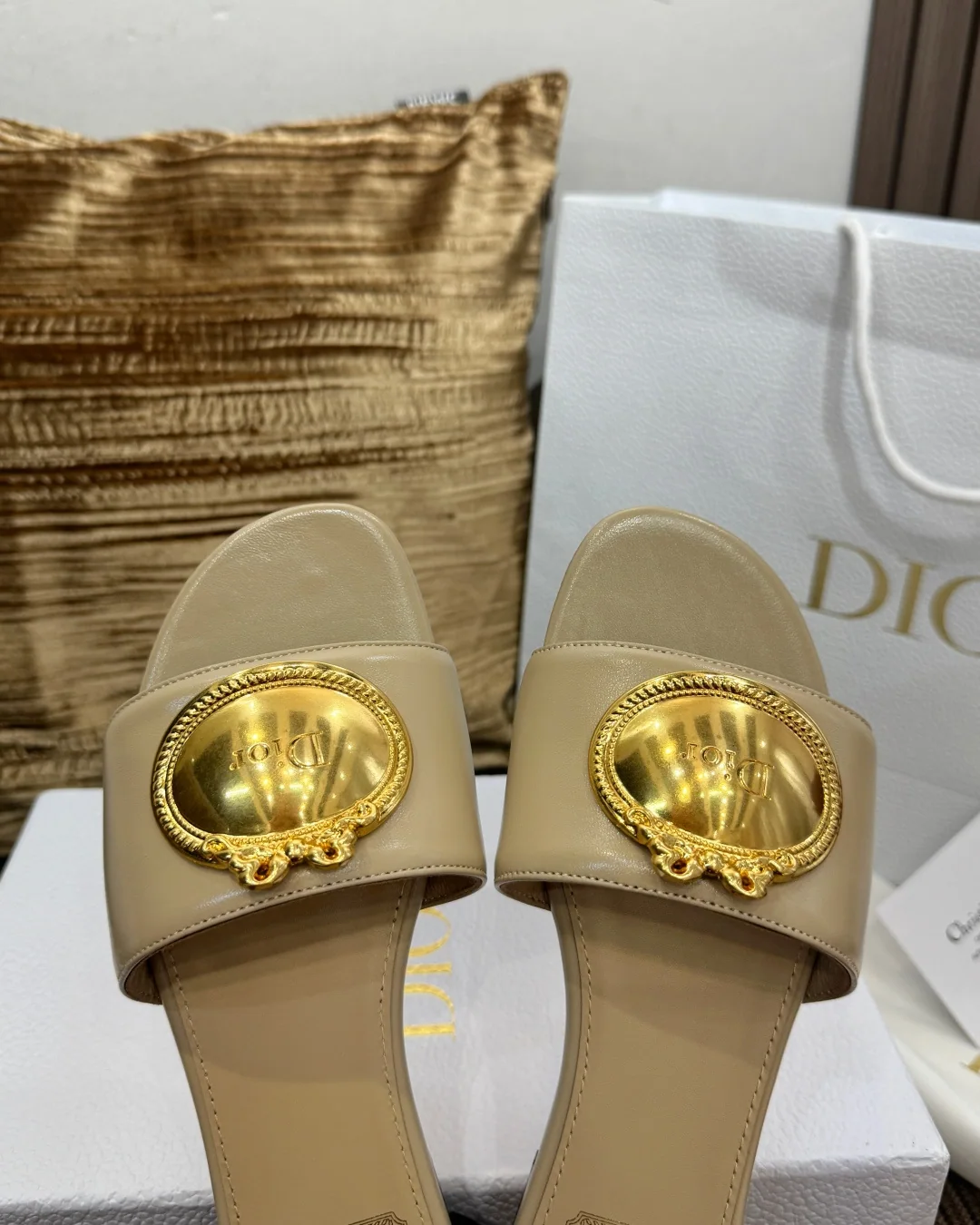 디올 카나주 메탈 버클 램스킨 샌들 상세 이미지 7